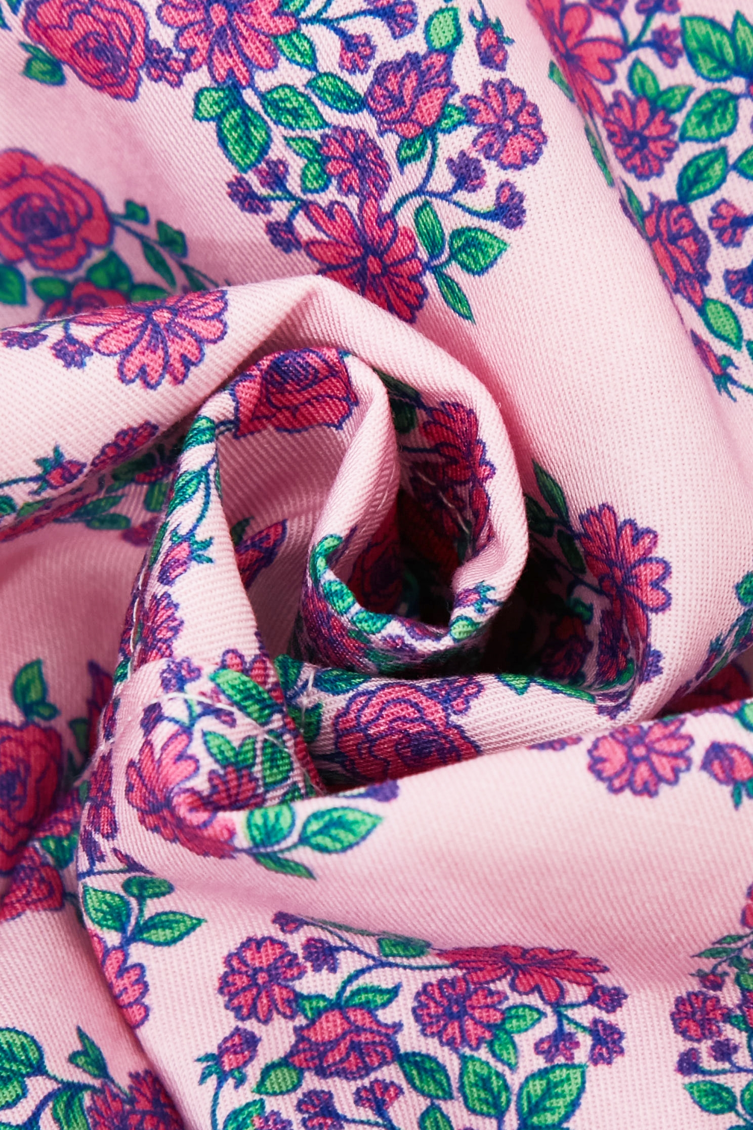 玫瑰愛心印花短褲玫瑰愛心印花短褲,V領上衣,上衣,人氣商品,春夏穿搭,時髦成套搭配,短褲,花花世界,荷葉,褲裙,雪紡