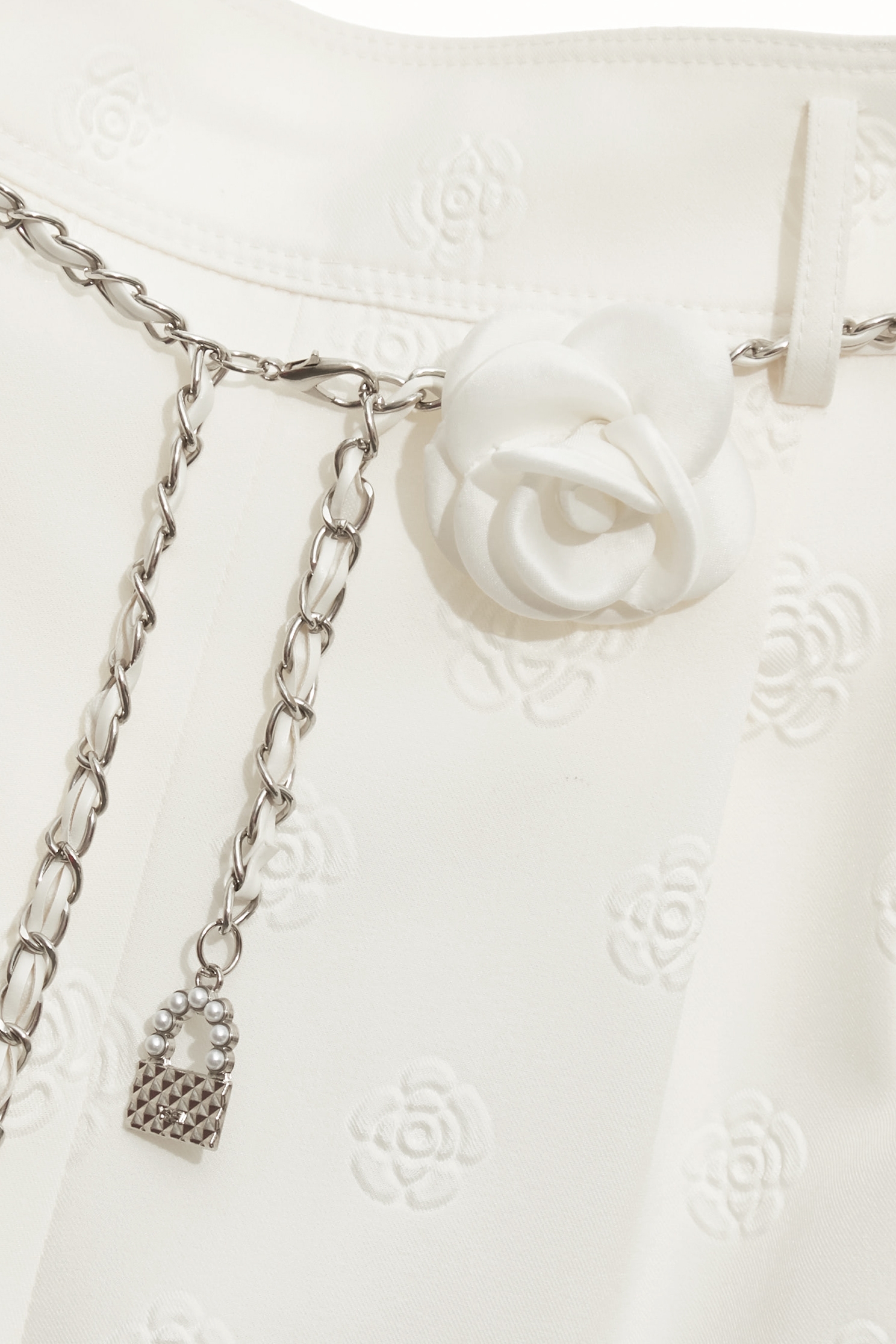 花朵壓紋短褲花朵壓紋短褲,上班OL穿搭,小香風,春夏穿搭,白色褲子,短褲,花花世界