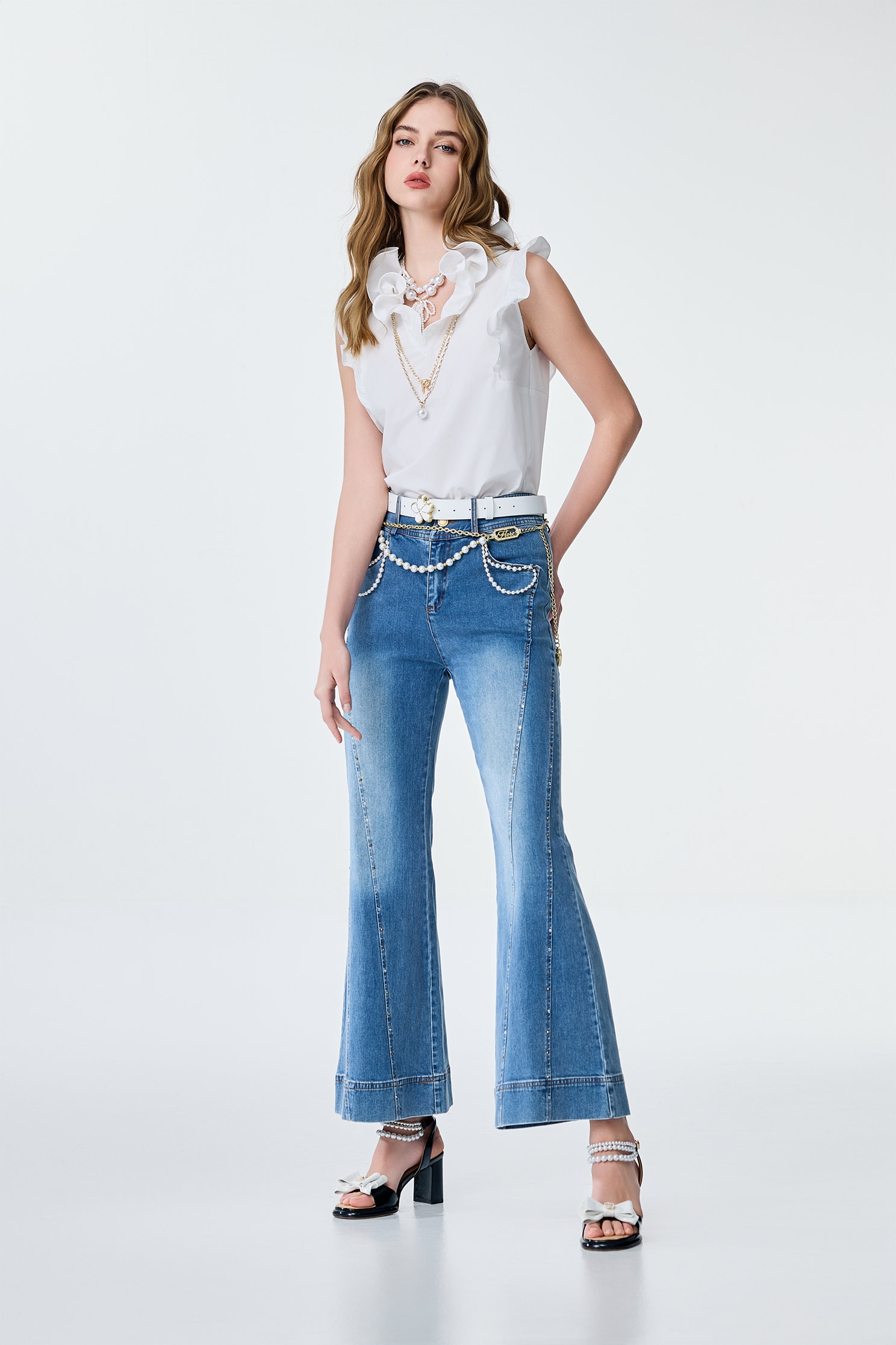 不規則閃亮造型牛仔寬褲不規則閃亮造型牛仔寬褲,丹寧,喇叭褲,寬褲,春夏穿搭,牛仔,珍珠,約會特輯,褲子