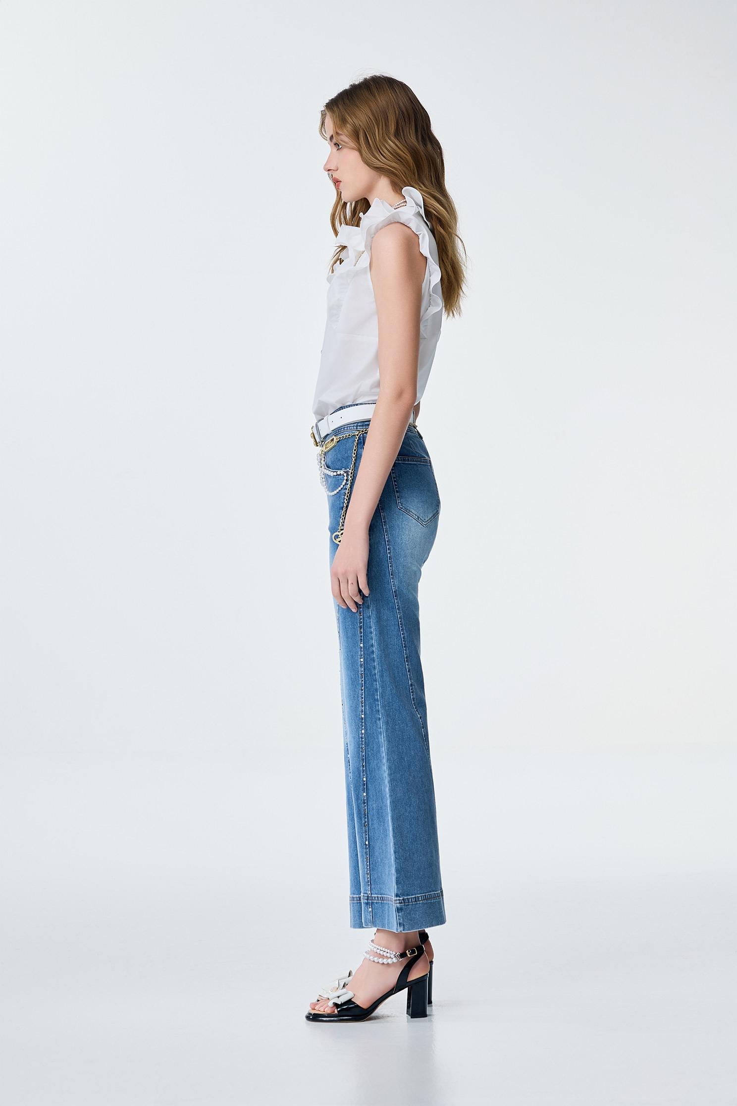 不規則閃亮造型牛仔寬褲不規則閃亮造型牛仔寬褲,丹寧,喇叭褲,寬褲,春夏穿搭,牛仔,珍珠,約會特輯,褲子