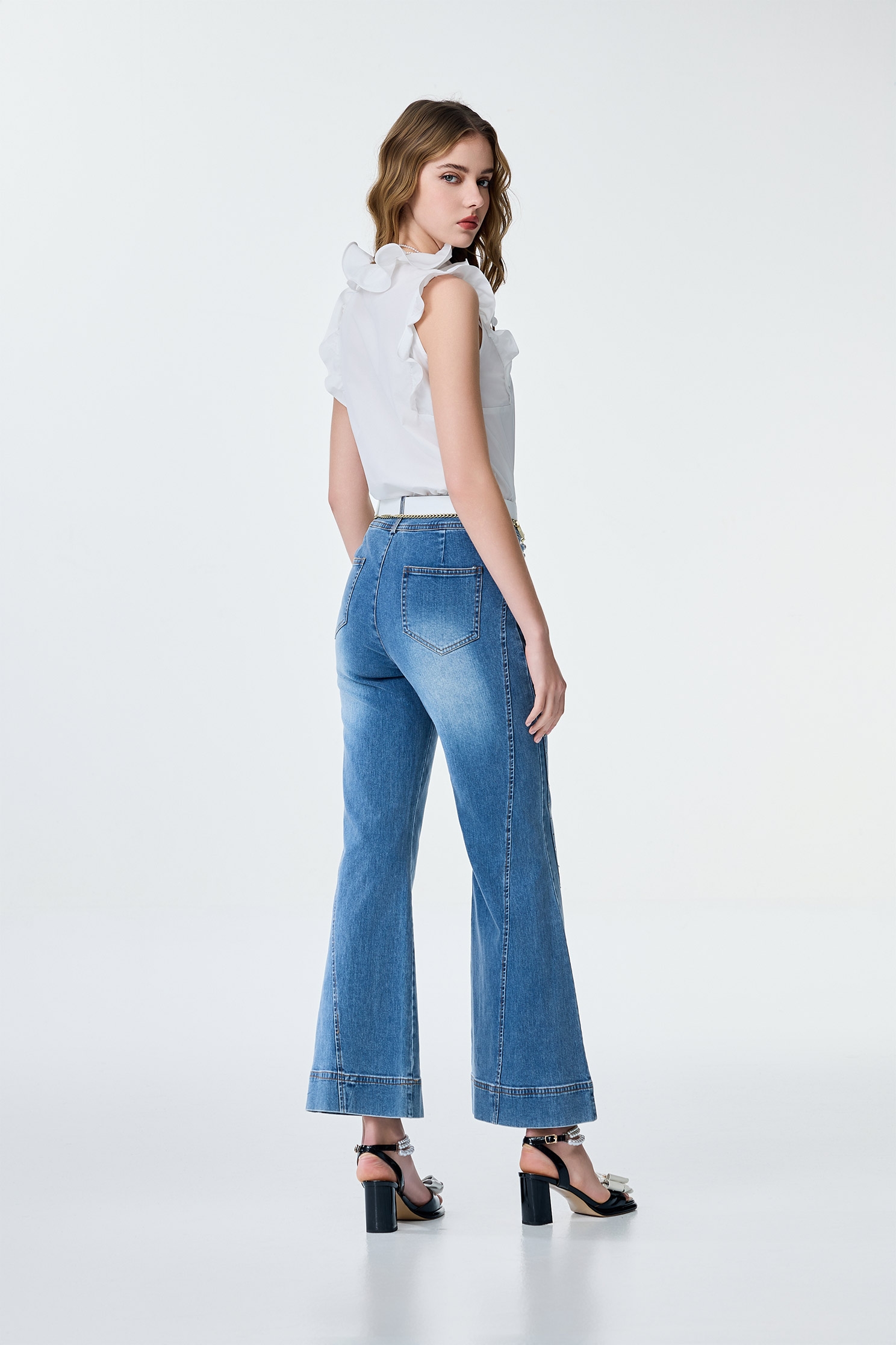 不規則閃亮造型牛仔寬褲不規則閃亮造型牛仔寬褲,丹寧,喇叭褲,寬褲,春夏穿搭,牛仔,珍珠,約會特輯,褲子