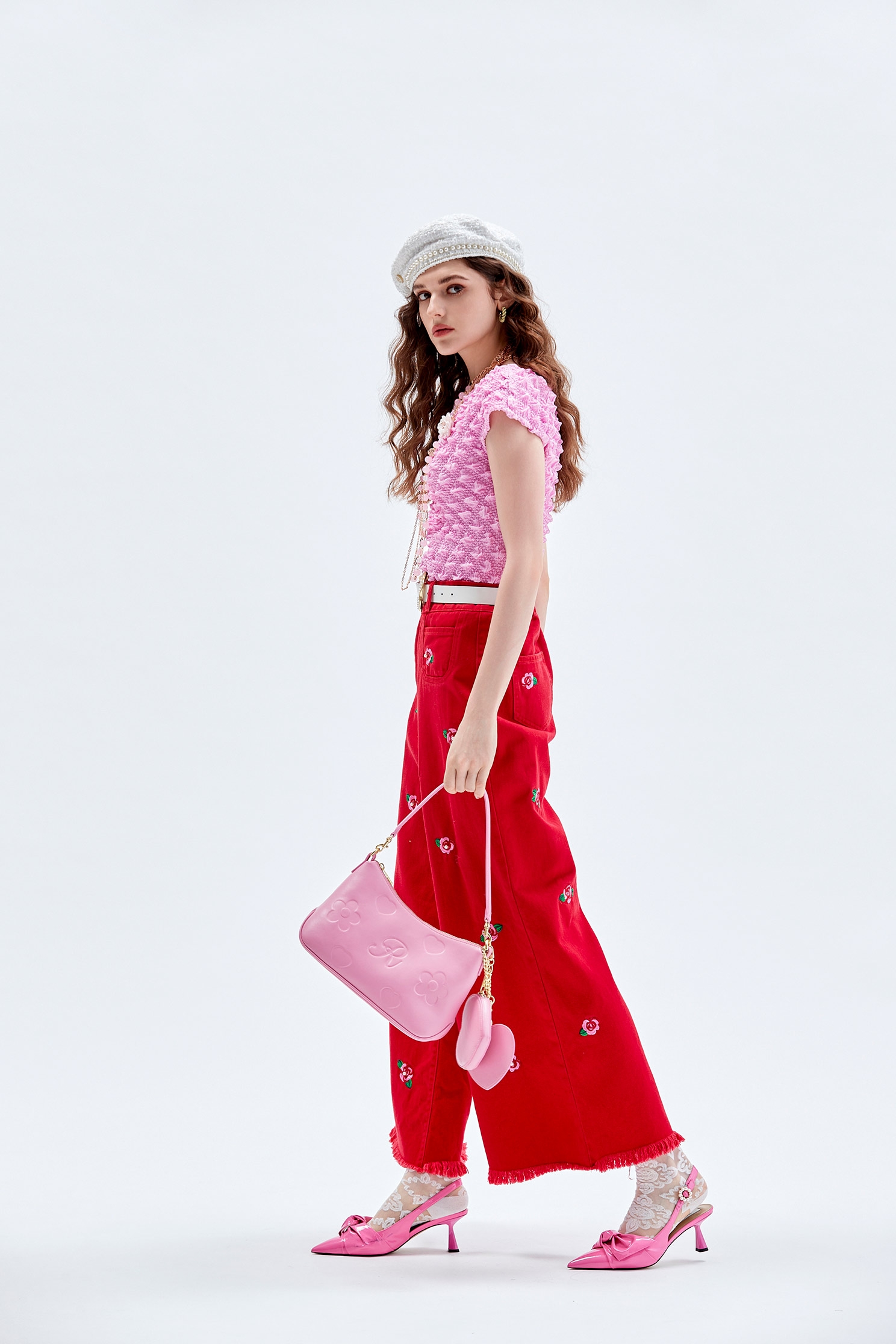 火紅色薔薇刺繡牛仔長褲火紅色薔薇刺繡牛仔長褲,刺繡,牛仔,牛仔褲,牛仔長褲,珍珠,秋冬穿搭,純棉,褲子