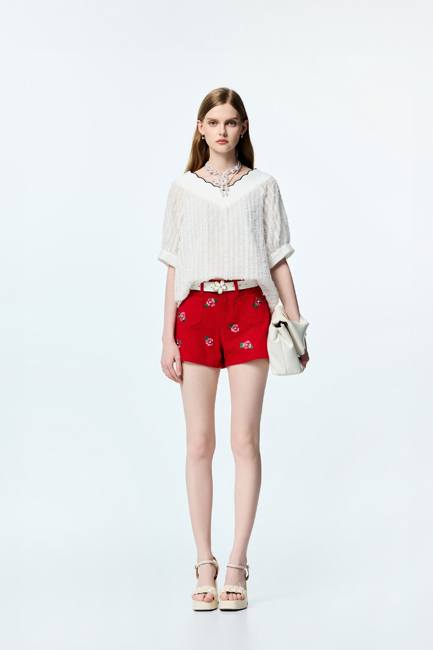 火紅色薔薇刺繡牛仔短褲火紅色薔薇刺繡牛仔短褲,刺繡,牛仔,牛仔短褲,牛仔褲,珍珠,短褲,秋冬穿搭