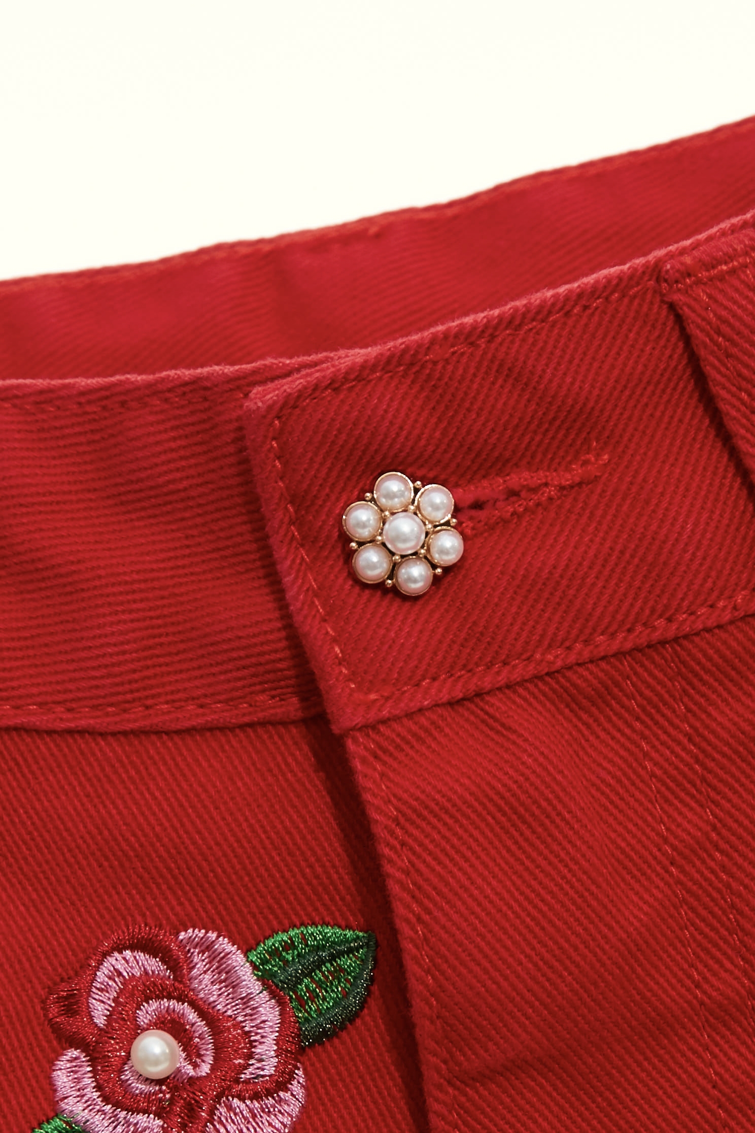 火紅色薔薇刺繡牛仔短褲火紅色薔薇刺繡牛仔短褲,刺繡,牛仔,牛仔短褲,牛仔褲,珍珠,短褲,秋冬穿搭