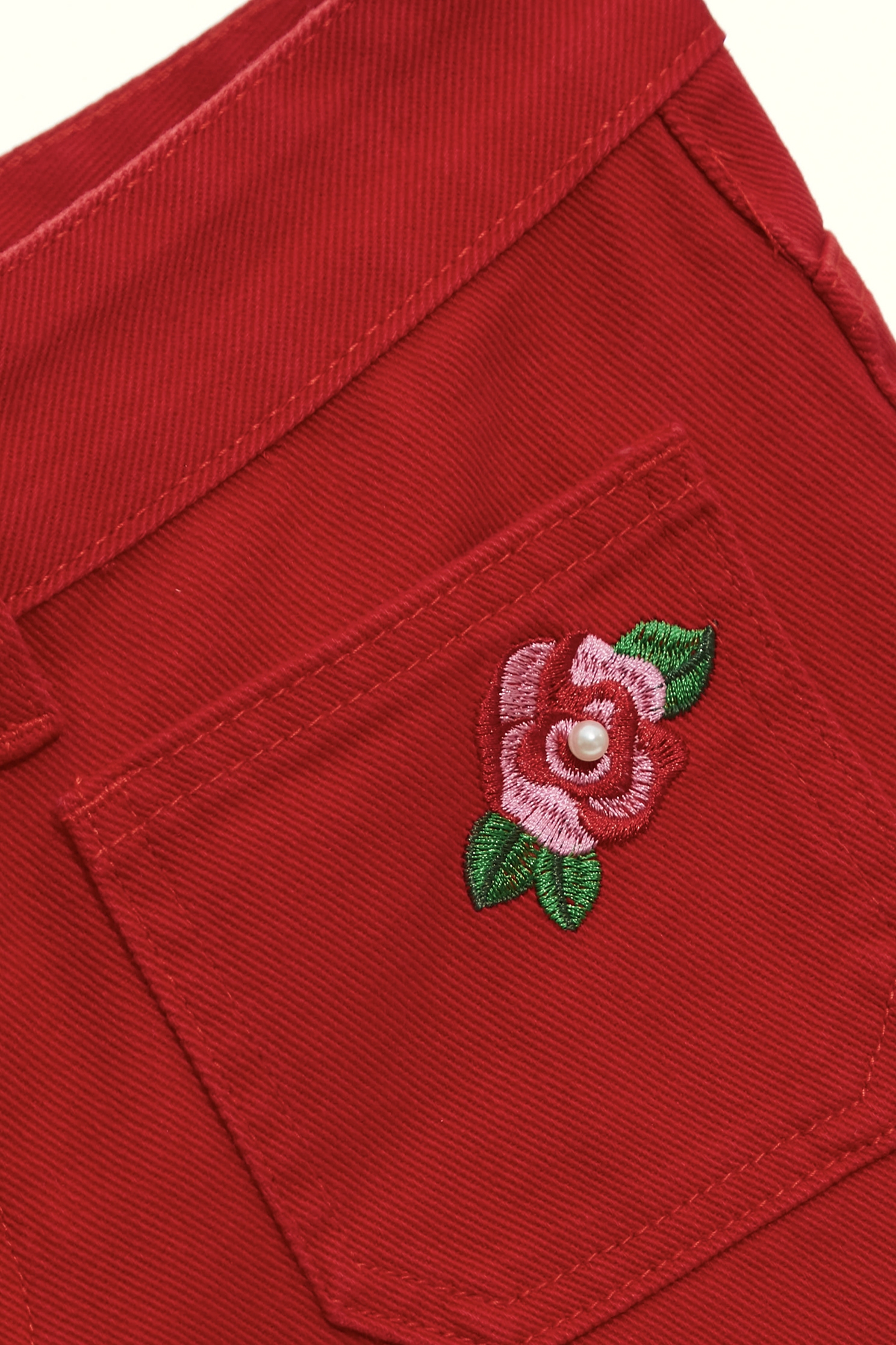 火紅色薔薇刺繡牛仔短褲火紅色薔薇刺繡牛仔短褲,刺繡,牛仔,牛仔短褲,牛仔褲,珍珠,短褲,秋冬穿搭