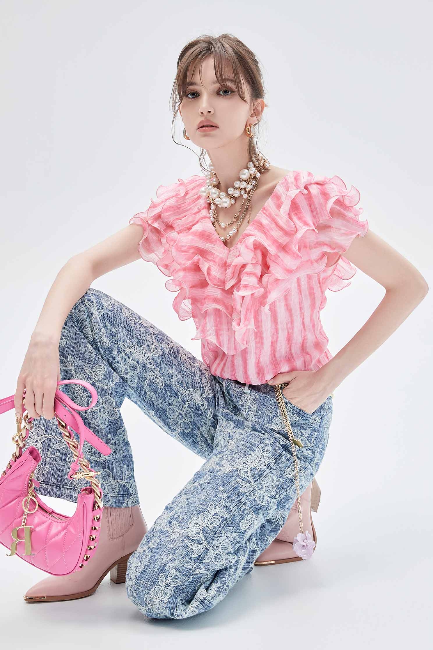 蕾絲刺繡牛仔喇叭褲蕾絲刺繡牛仔喇叭褲,人氣商品,刺繡,春夏穿搭,時髦成套搭配,牛仔,牛仔褲,花花世界,蕾絲,褲子