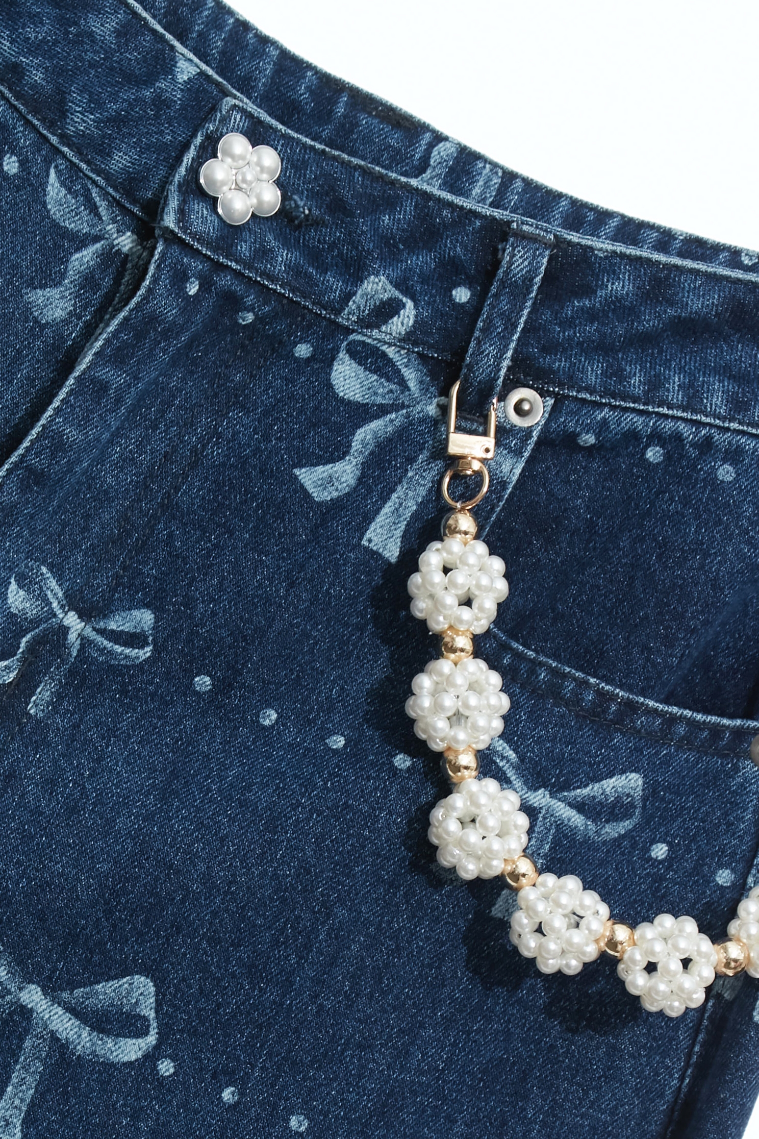 綴蝴蝶結圖騰牛仔寬褲綴蝴蝶結圖騰牛仔寬褲,丹寧,寬褲,時髦成套搭配,牛仔,牛仔褲,珍珠,秋冬穿搭,約會特輯,蝴蝶結,褲子