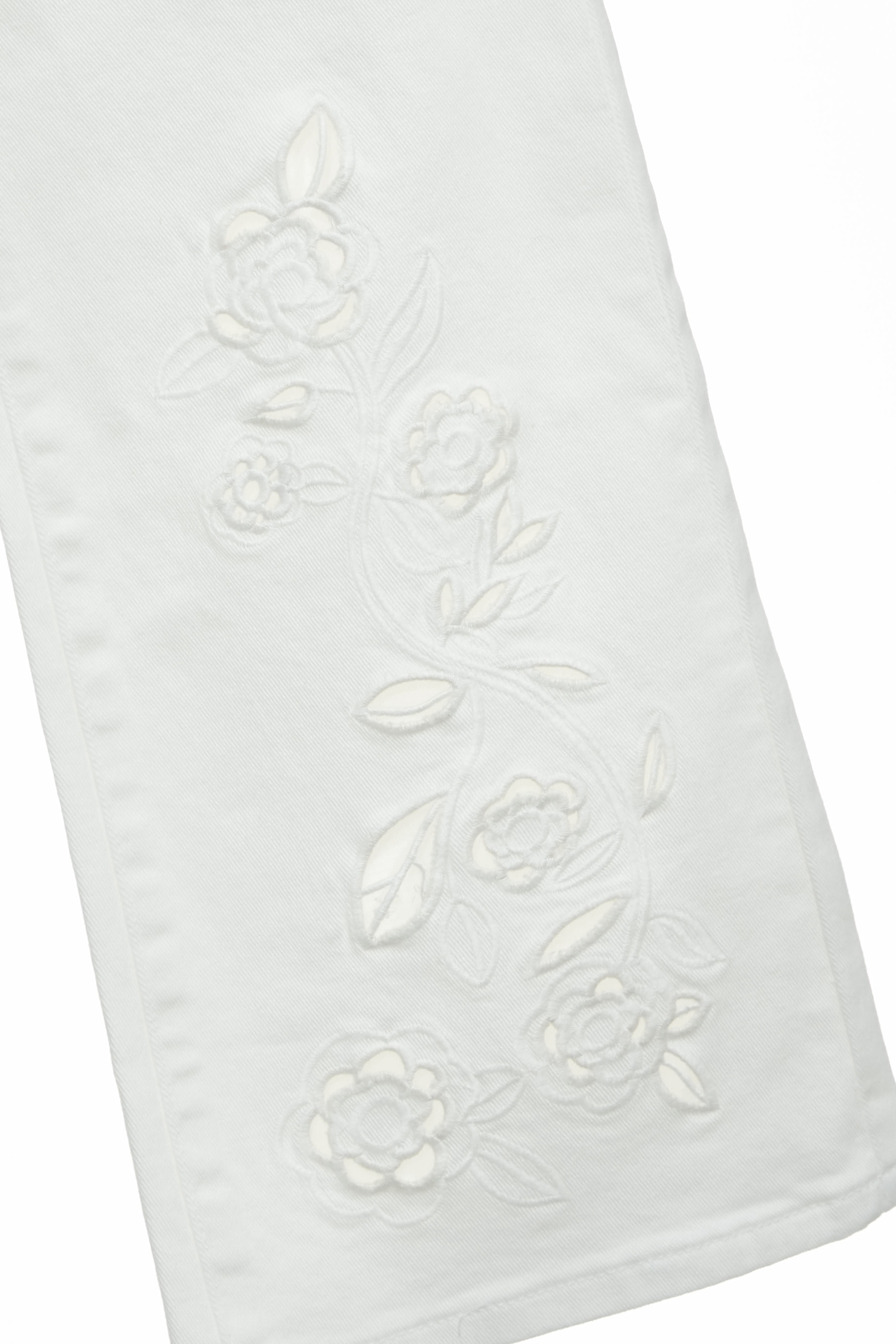 簍空花卉刺繡牛仔褲簍空花卉刺繡牛仔褲,上班OL穿搭,人氣商品,刺繡,春夏穿搭,牛仔,牛仔褲,白色褲子,約會特輯,花花世界,褲子