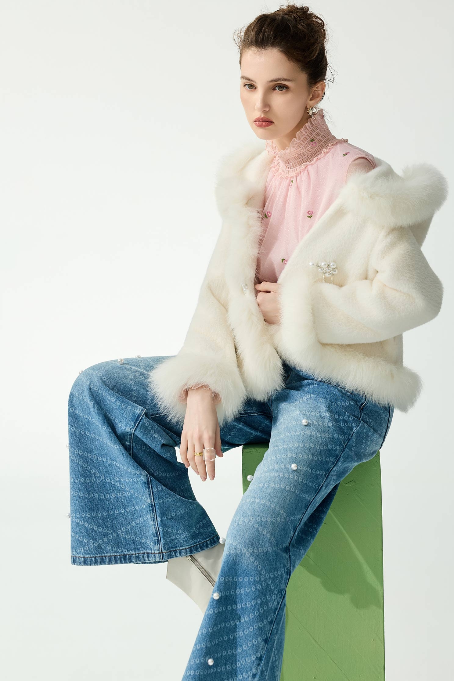 珍珠項鍊印花牛仔褲珍珠項鍊印花牛仔褲,上班OL穿搭,丹寧,寬褲,春夏穿搭,牛仔,牛仔褲,珍珠,約會特輯,花花世界,褲子,項鍊