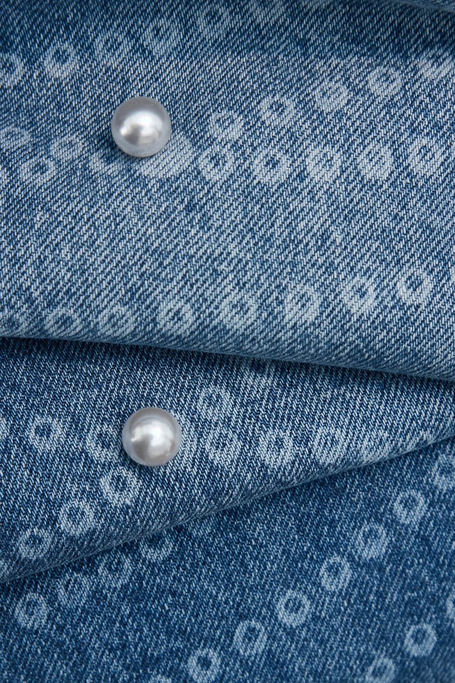 珍珠項鍊印花牛仔褲珍珠項鍊印花牛仔褲,上班OL穿搭,丹寧,寬褲,春夏穿搭,牛仔,牛仔褲,珍珠,約會特輯,花花世界,褲子,項鍊