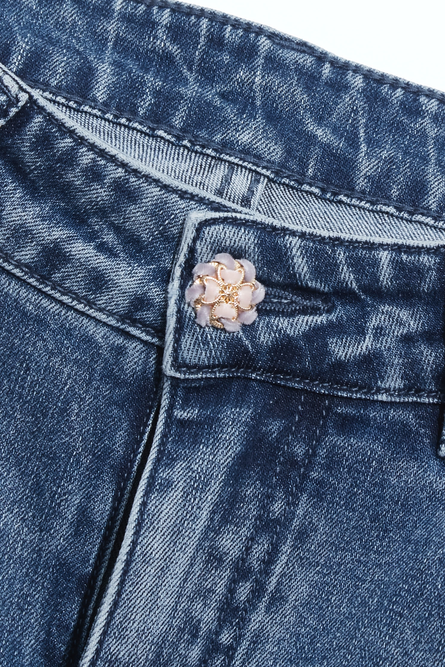 閃亮鑽飾牛仔喇叭身褲閃亮鑽飾牛仔喇叭身褲,上班OL穿搭,丹寧,喇叭褲,春夏穿搭,牛仔,牛仔褲,約會特輯,褲子