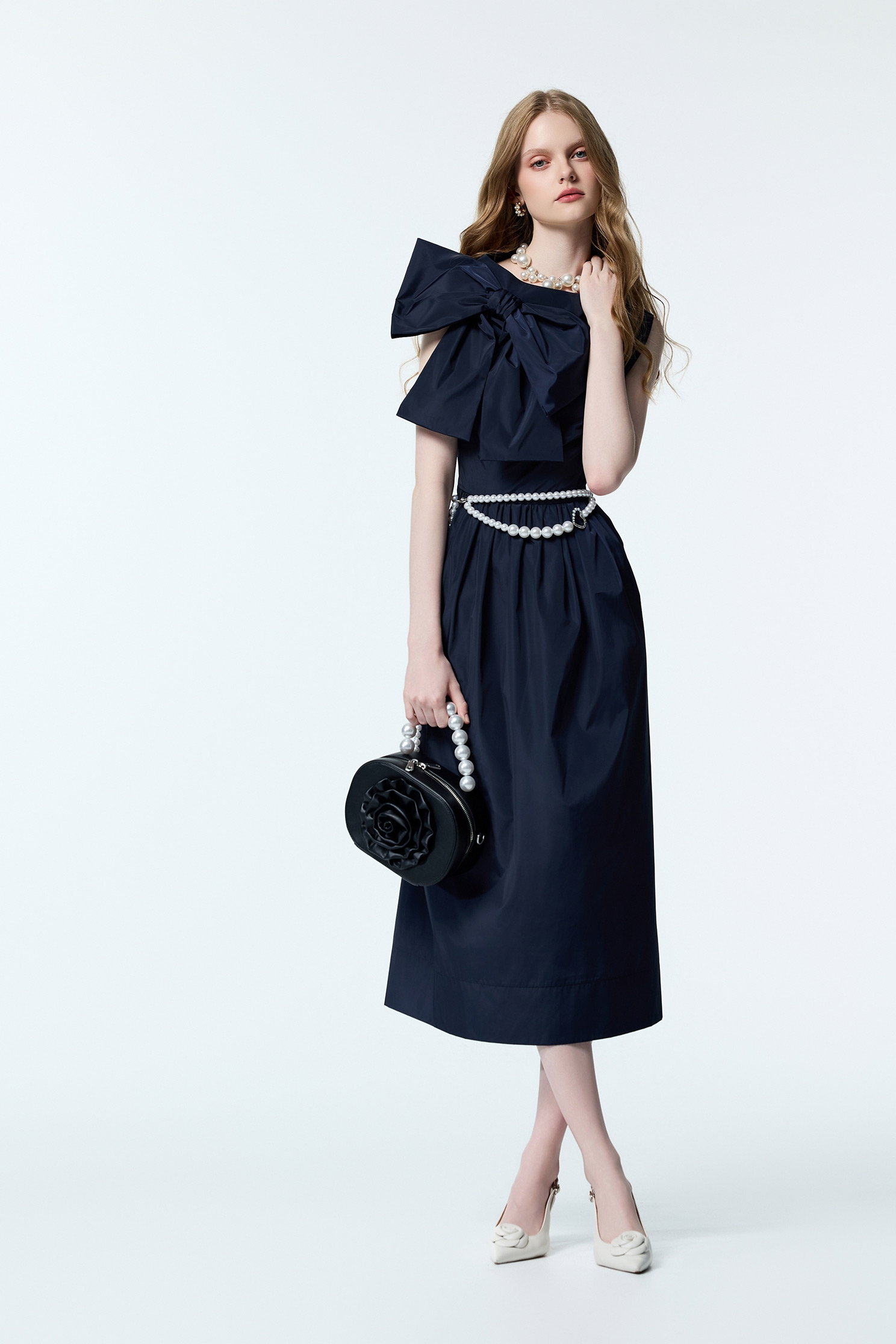 光澤感蝴蝶結禮服式洋裝光澤感蝴蝶結禮服式洋裝,一般洋裝,人氣商品,小禮服,洋裝特輯,禮服,秋冬穿搭,蝴蝶結