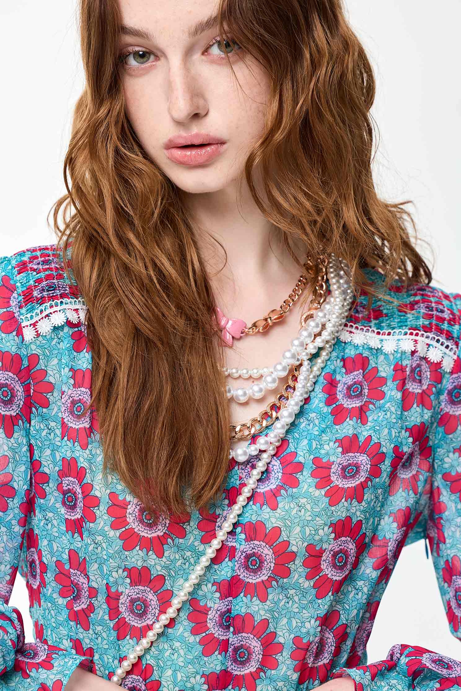 澄澈青藍色雪紡印花洋裝澄澈青藍色雪紡印花洋裝,V領洋裝,人氣商品,側背包,印花洋裝,小禮服,春夏穿搭,洋裝特輯,珍珠,花花世界,長袖洋裝,雪紡,雪紡洋裝