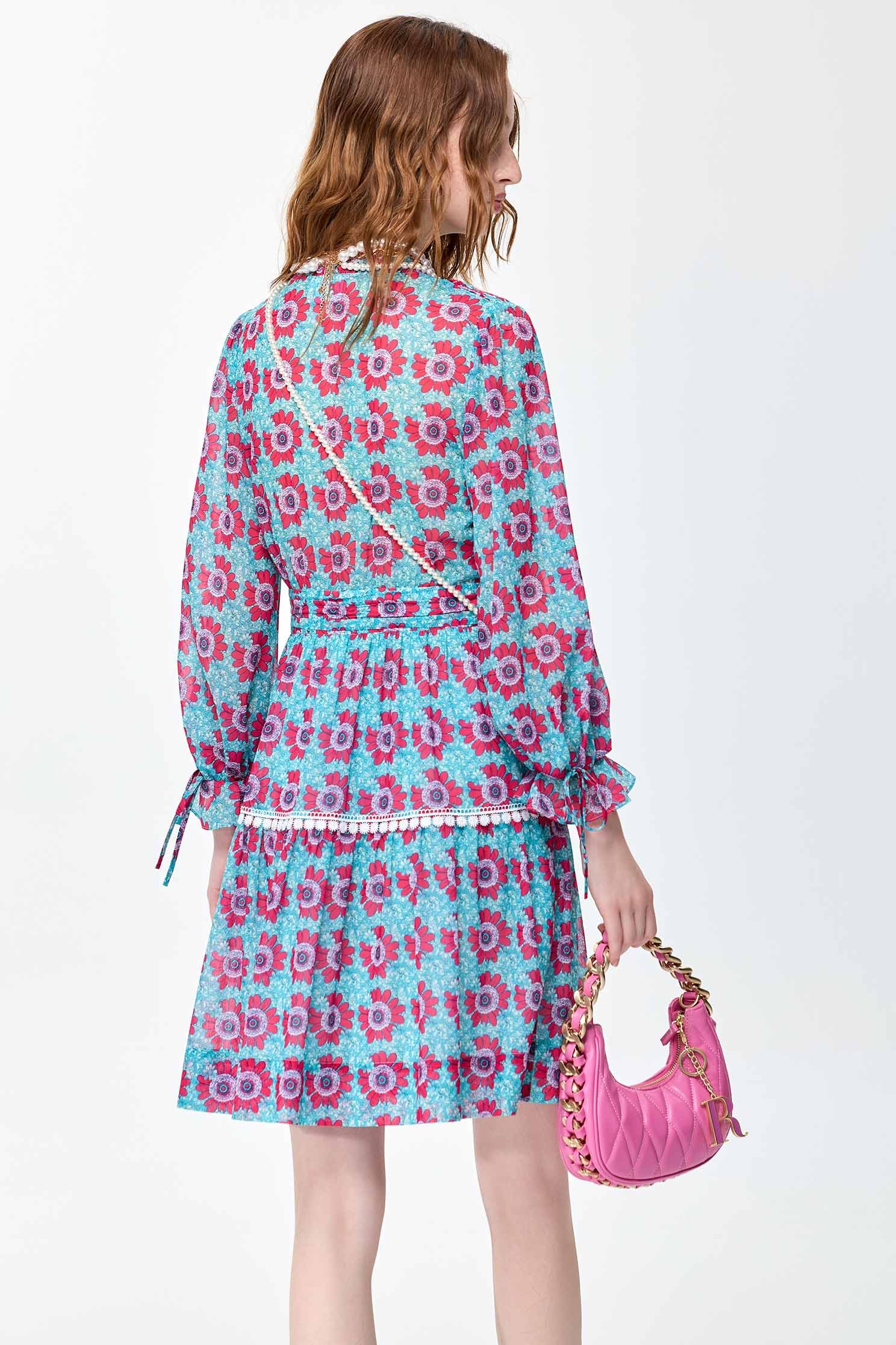 澄澈青藍色雪紡印花洋裝澄澈青藍色雪紡印花洋裝,V領洋裝,人氣商品,側背包,印花洋裝,小禮服,春夏穿搭,洋裝特輯,珍珠,花花世界,長袖洋裝,雪紡,雪紡洋裝