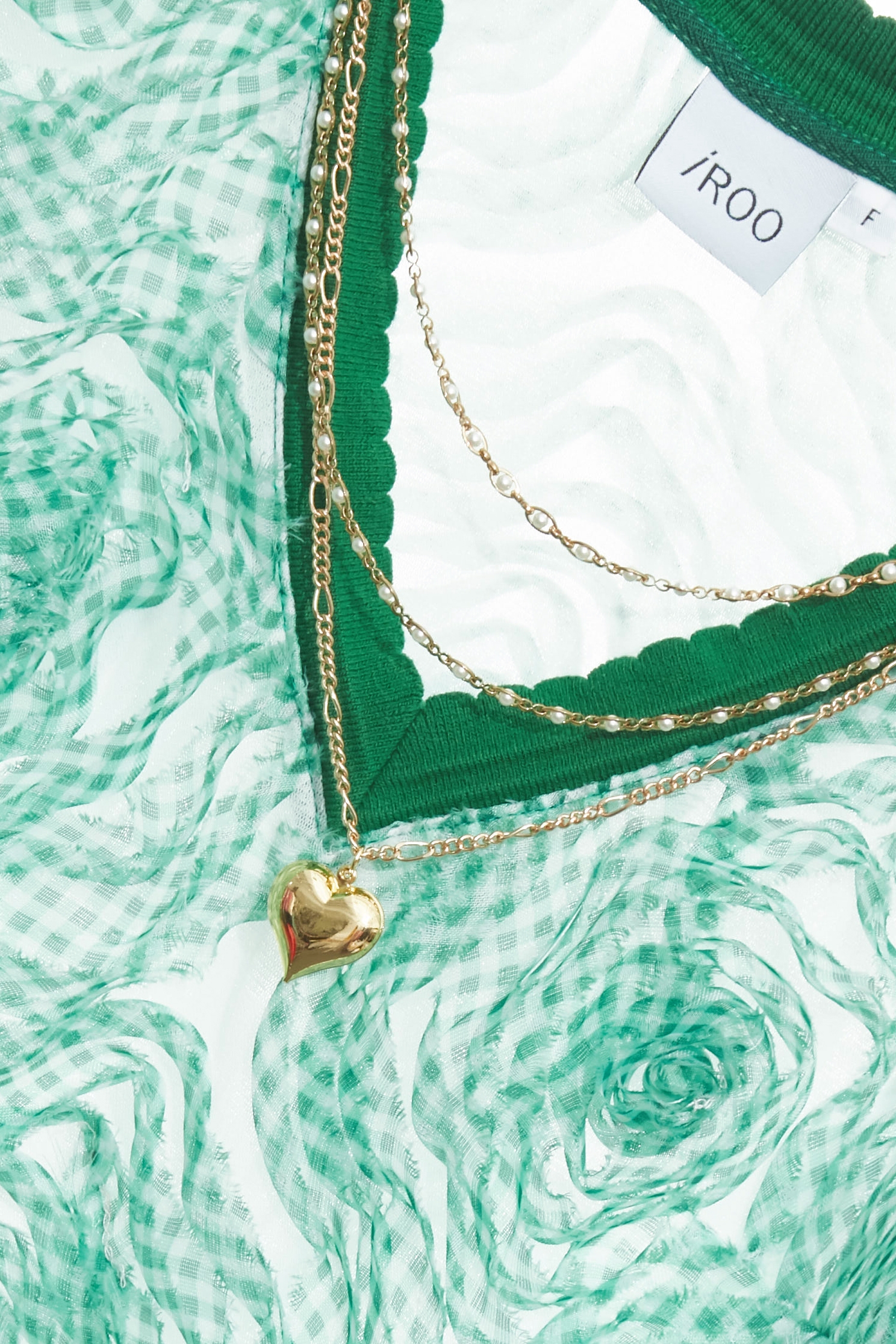 新葉綠格紋上衣新葉綠格紋上衣,V領上衣,V領背心,一般背心,一般背心馬甲,上衣,春夏穿搭,時髦成套搭配,格紋,無袖背心,背心,花花世界,雪紡,項鍊