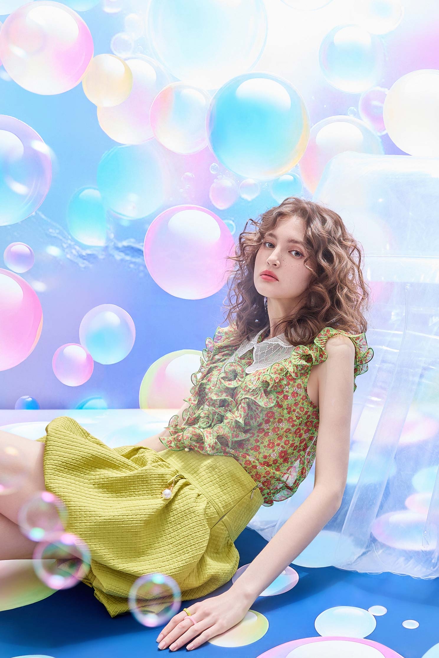 童話花園雪紡印花上衣童話花園雪紡印花上衣,V領上衣,一般背心,一般背心馬甲,上衣,春夏穿搭,時髦成套搭配,無袖上衣,珍珠,約會特輯,花花世界,荷葉,輕奢度假,輕奢渡假,雪紡,雪紡上衣