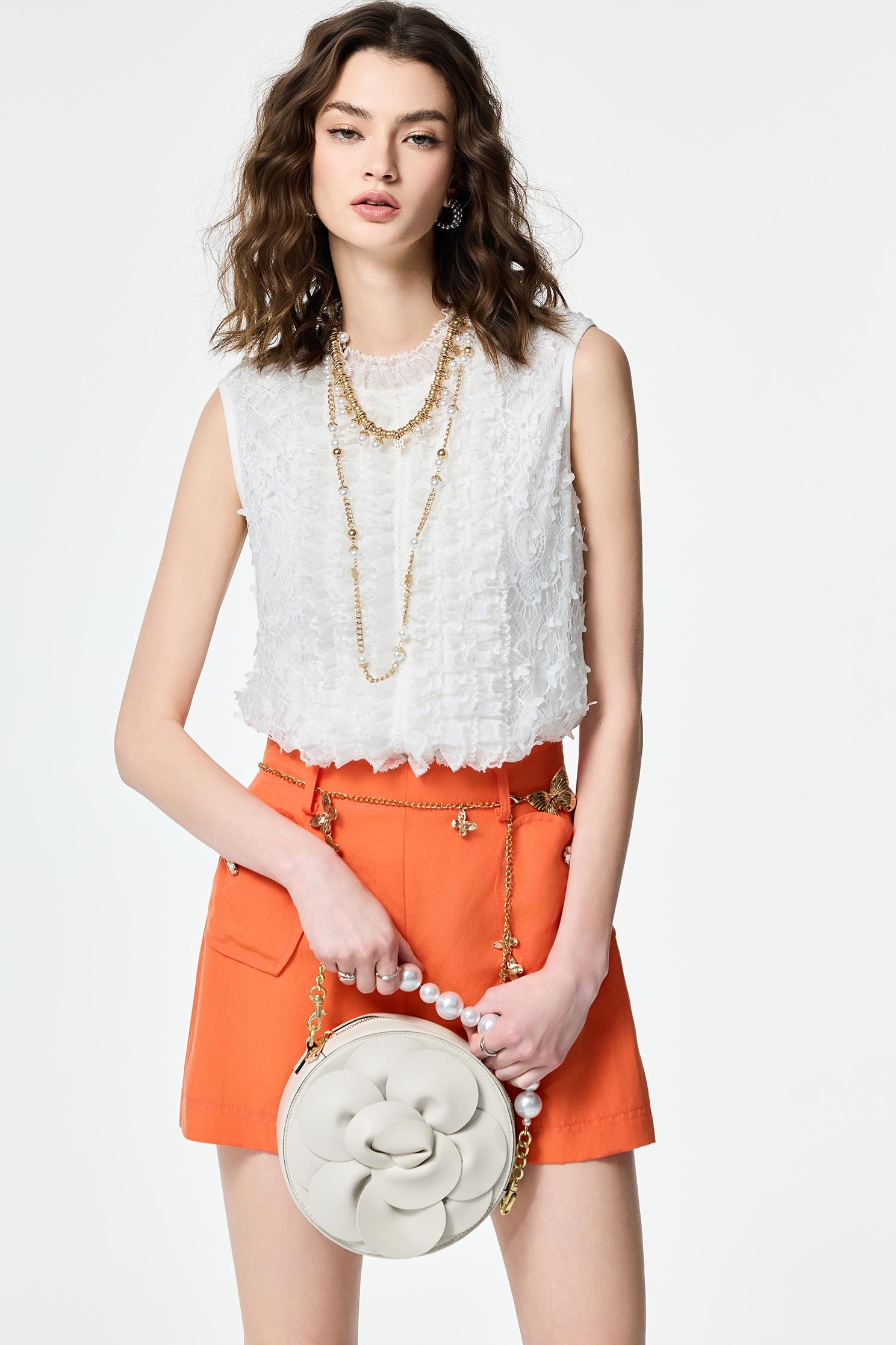 金邊蝴蝶刺繡上衣金邊蝴蝶刺繡上衣,一般背心,一般背心馬甲,上班OL穿搭,上衣,刺繡,春夏穿搭,無袖上衣,無袖背心,繡花上衣,背心,荷葉,蕾絲