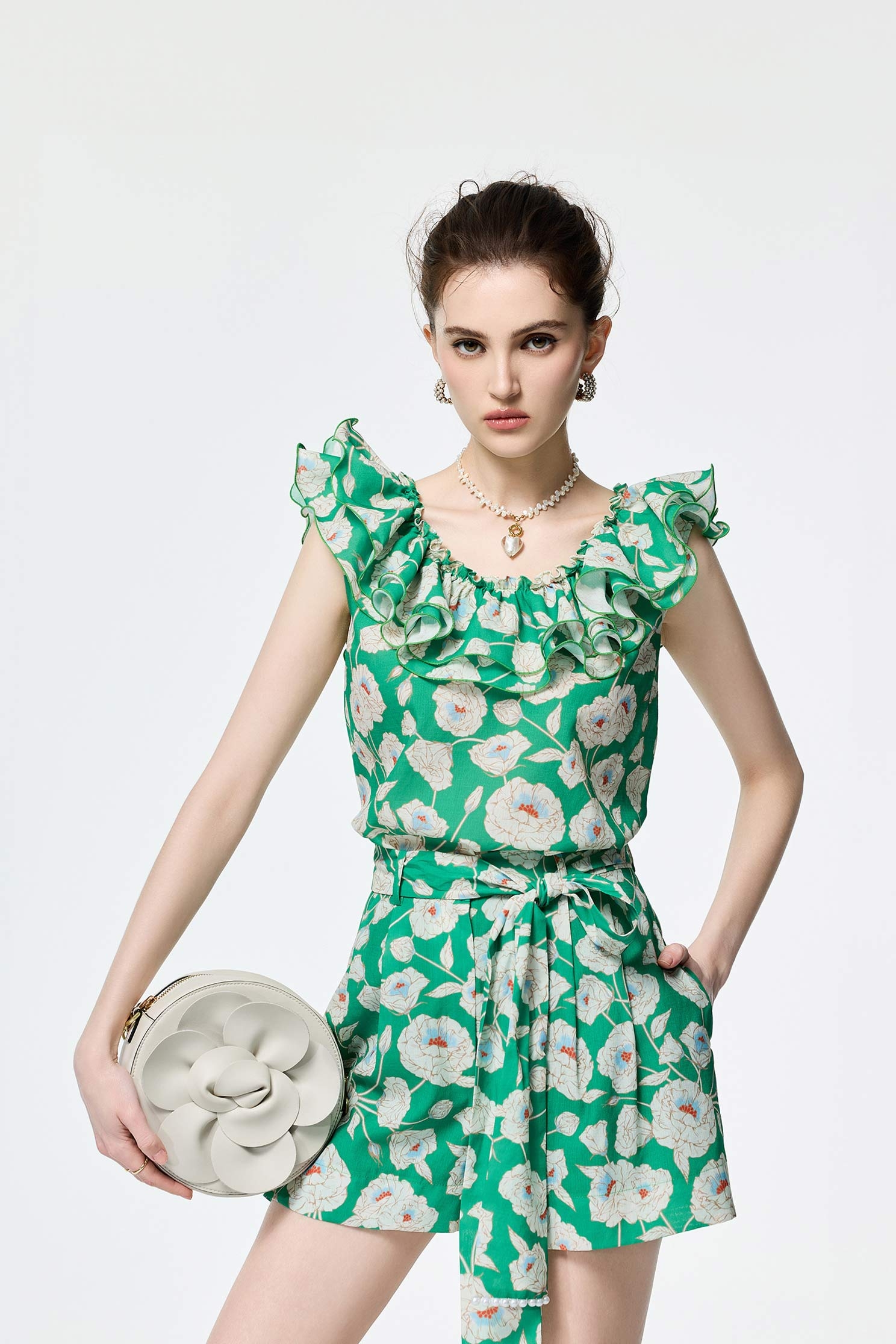 多巴胺亮色復古花園荷葉上衣多巴胺亮色復古花園荷葉上衣,一般背心,一般背心馬甲,上衣,人氣商品,春夏穿搭,時髦成套搭配,無袖上衣,無袖背心,背心,花花世界,荷葉,蝴蝶結,輕奢度假,輕奢渡假