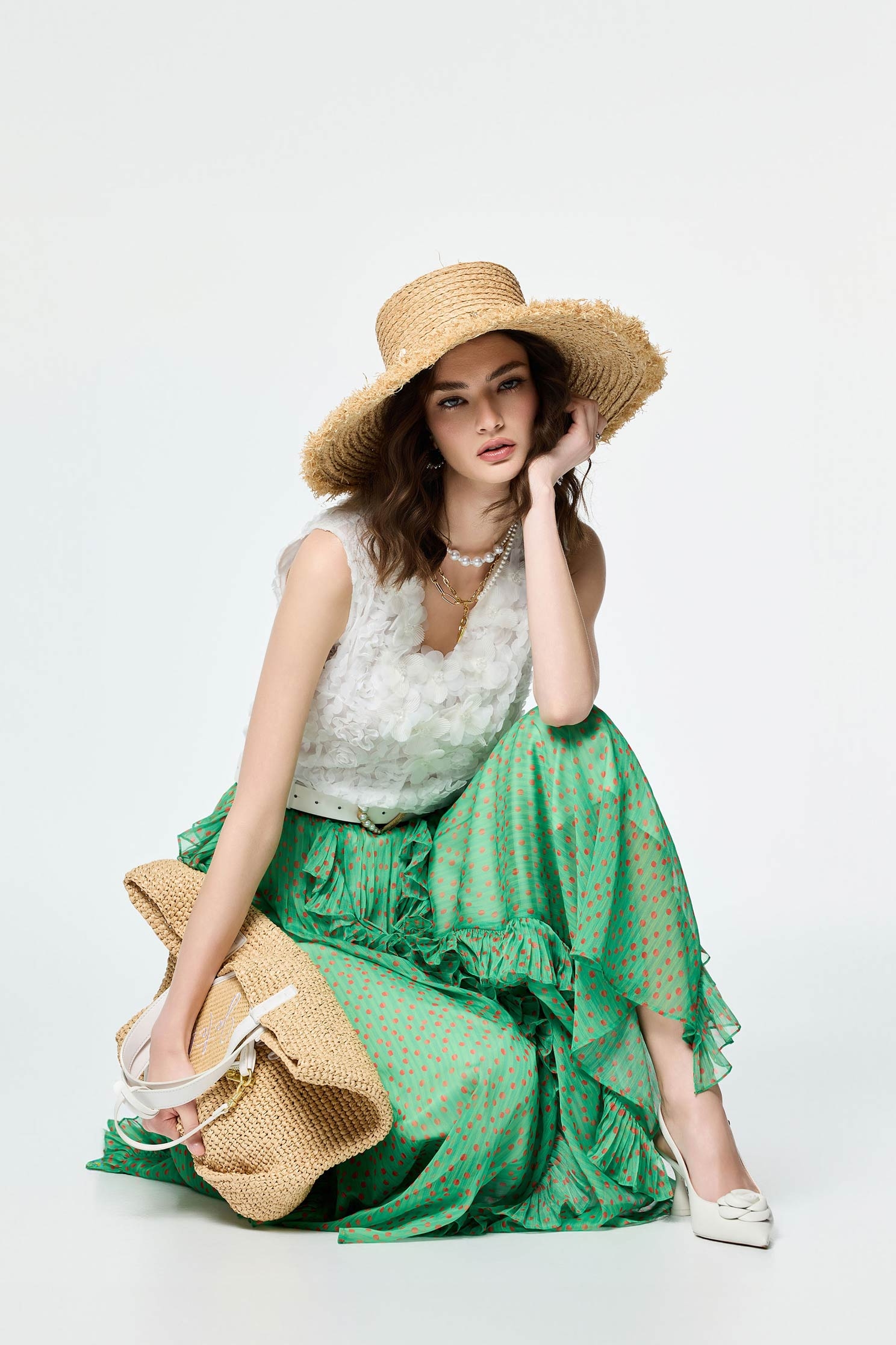 綴玫瑰花朵壓紋上衣綴玫瑰花朵壓紋上衣,V領上衣,V領背心,一般背心,一般背心馬甲,上衣,春夏穿搭,無袖上衣,無袖背心,白色背心,約會特輯,背心,花花世界,輕奢度假,輕奢渡假