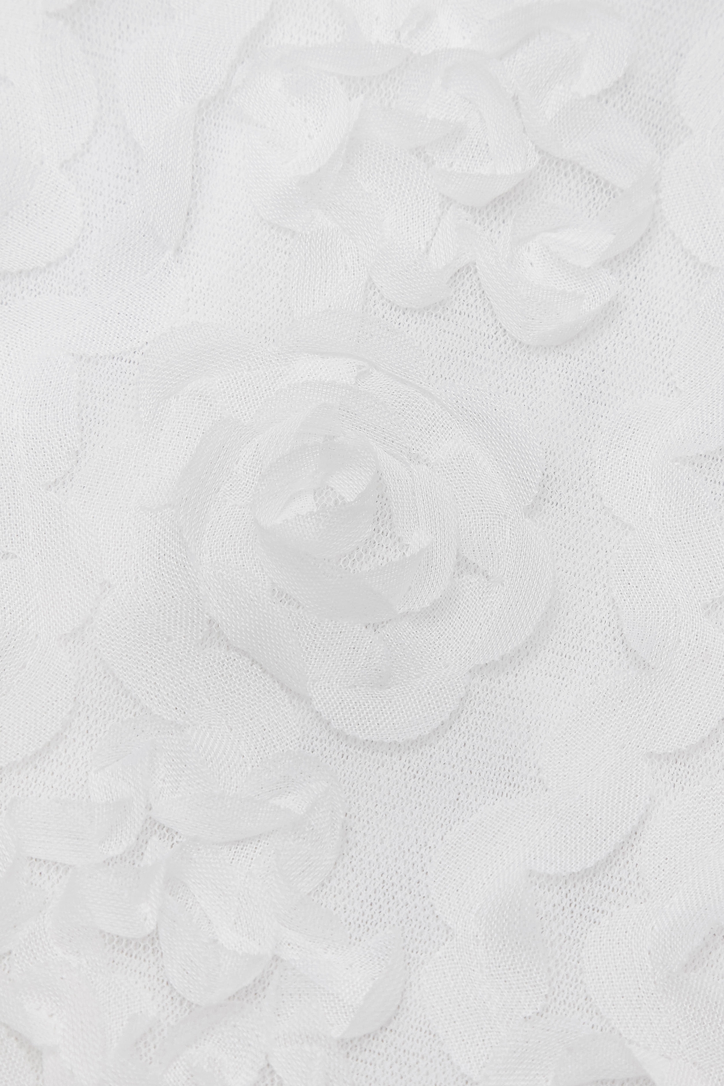 綴玫瑰花朵壓紋上衣綴玫瑰花朵壓紋上衣,V領上衣,V領背心,一般背心,一般背心馬甲,上衣,春夏穿搭,無袖上衣,無袖背心,白色背心,約會特輯,背心,花花世界,輕奢度假,輕奢渡假