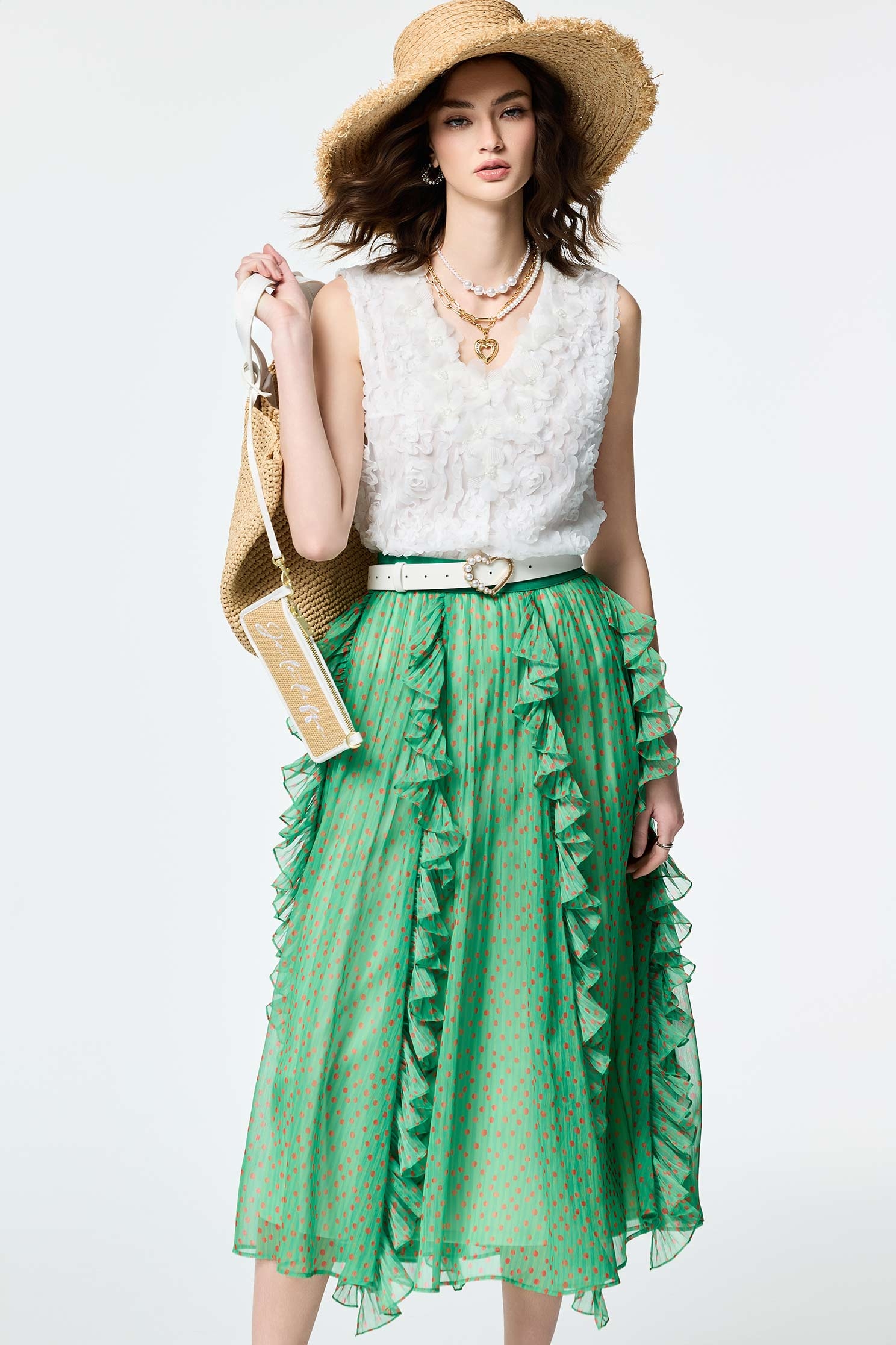 綴玫瑰花朵壓紋上衣綴玫瑰花朵壓紋上衣,V領上衣,V領背心,一般背心,一般背心馬甲,上衣,春夏穿搭,無袖上衣,無袖背心,白色背心,約會特輯,背心,花花世界,輕奢度假,輕奢渡假