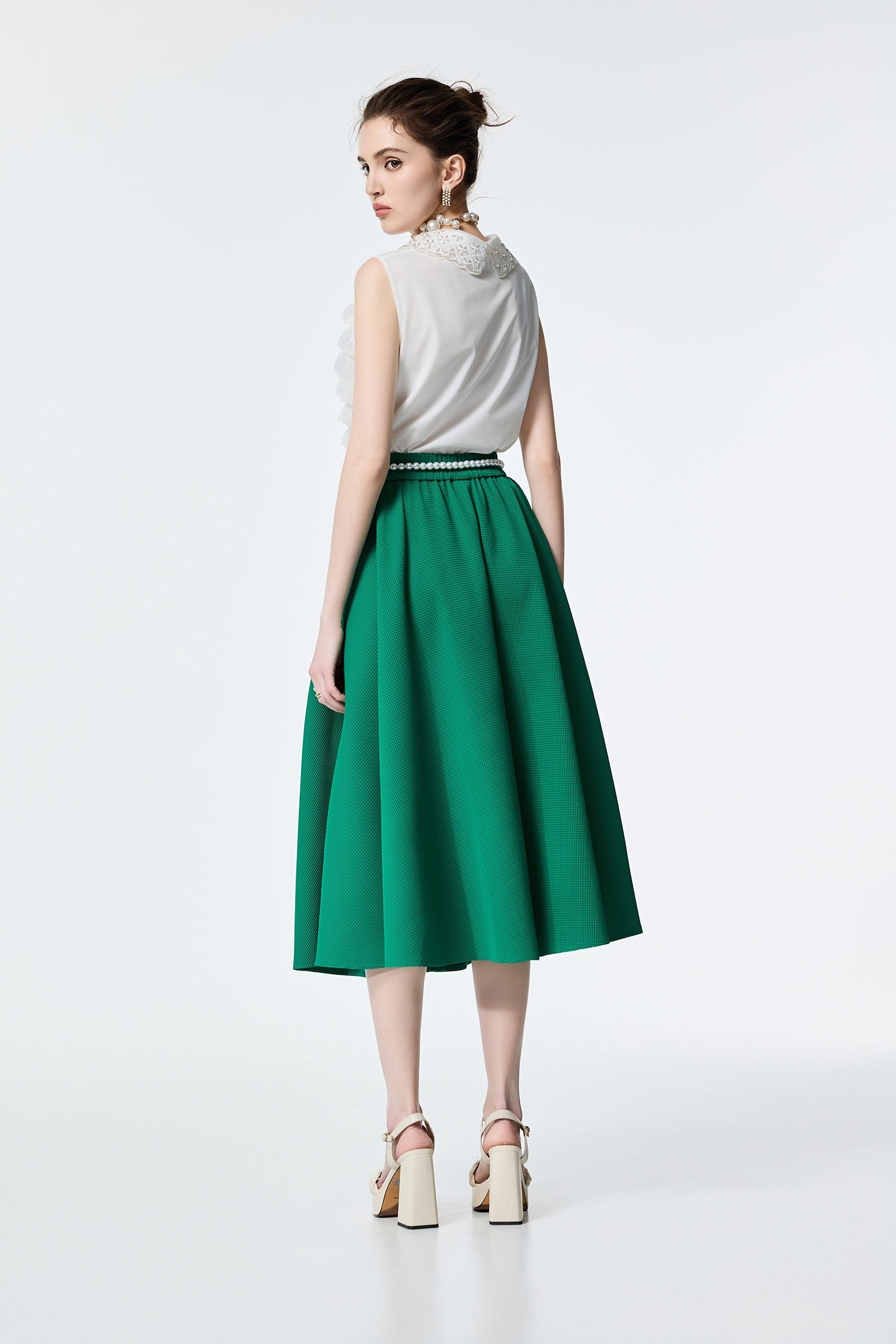 鑲珠飾造型領片荷葉上衣鑲珠飾造型領片荷葉上衣,一般背心,一般背心馬甲,上班OL穿搭,上衣,人氣商品,春夏穿搭,無袖上衣,無袖背心,珍珠,白色背心,約會特輯,背心,荷葉