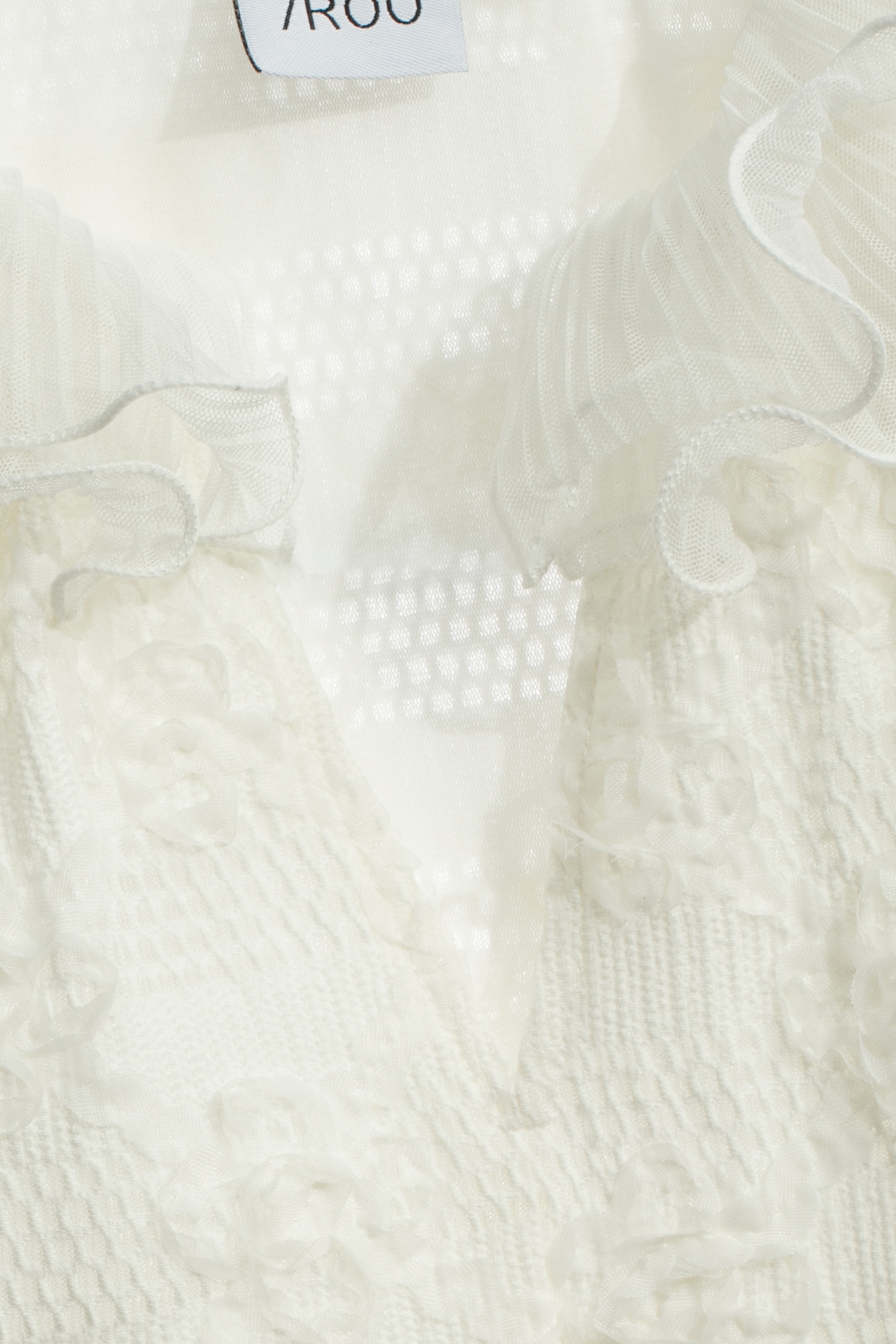 立體壓花木耳領上衣立體壓花木耳領上衣,一般背心,一般背心馬甲,上衣,白色背心,秋冬穿搭,背心,荷葉