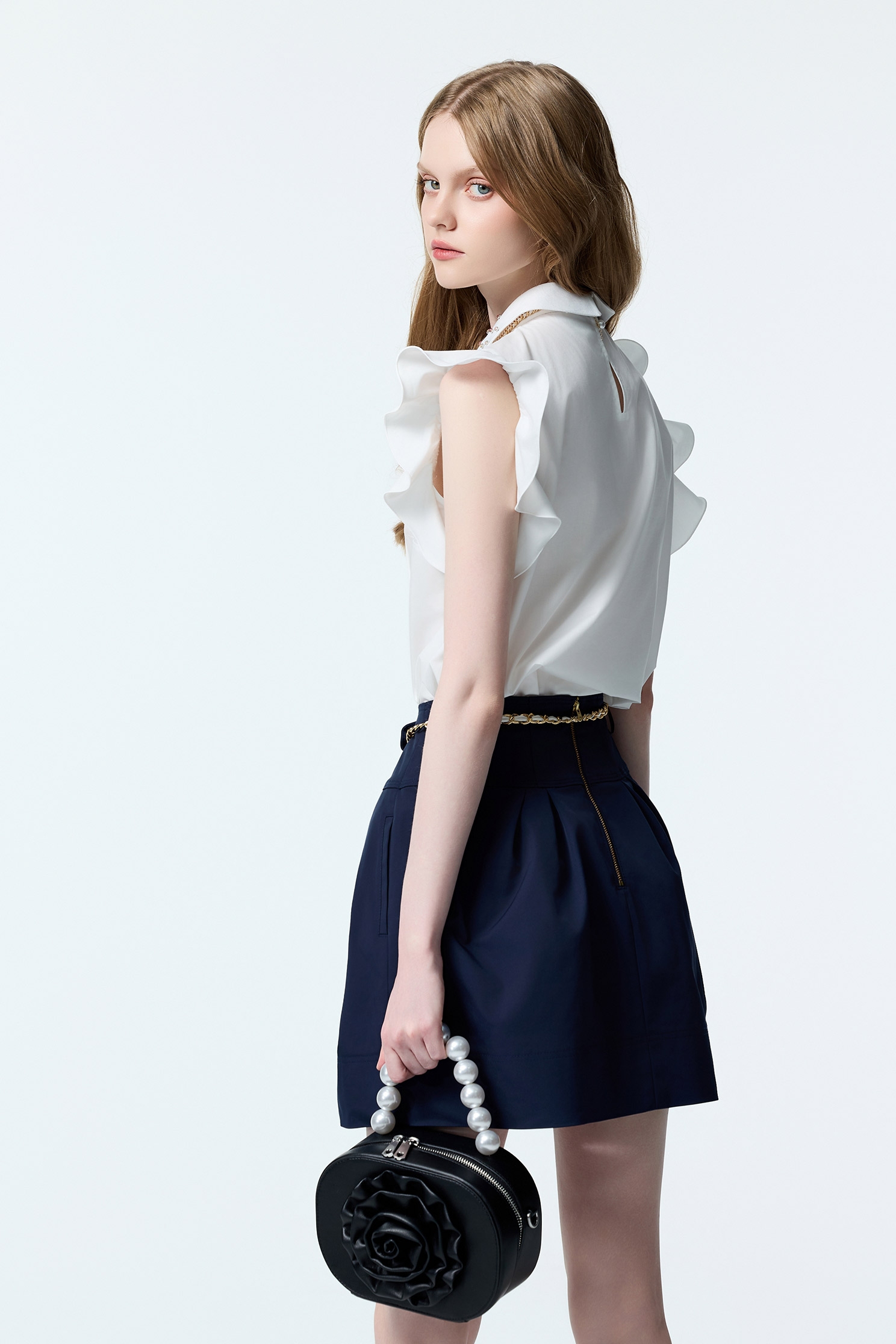 綴華麗鑽飾領片上衣綴華麗鑽飾領片上衣,一般背心,一般背心馬甲,上班OL穿搭,上衣,人氣商品,無袖背心,珍珠,秋冬穿搭,約會特輯,背心,荷葉