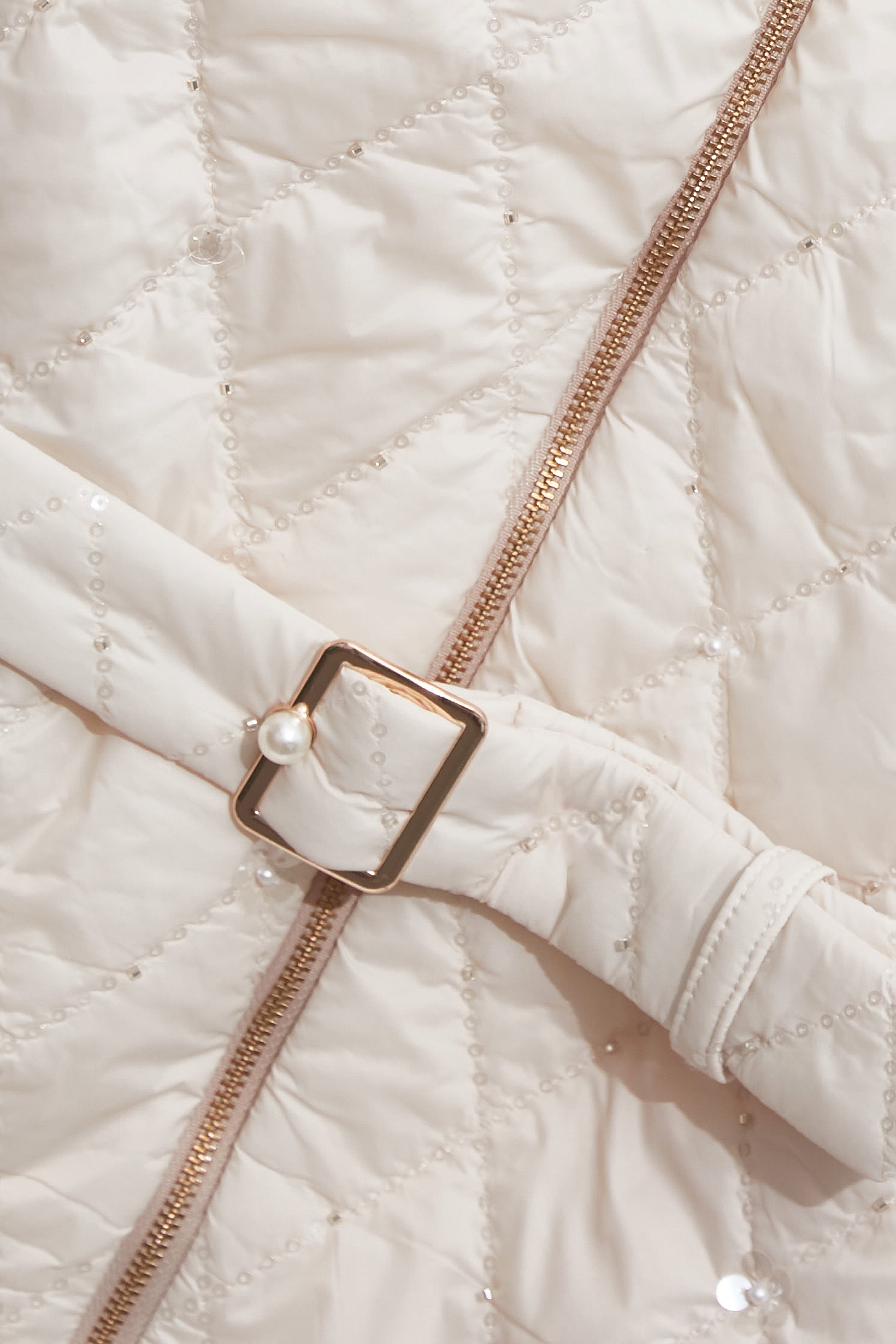 自帶光澤鋪棉背心自帶光澤鋪棉背心,一般背心,一般背心馬甲,外套,時髦成套搭配,格紋,無袖背心,秋冬穿搭,約會特輯,背心,腰帶