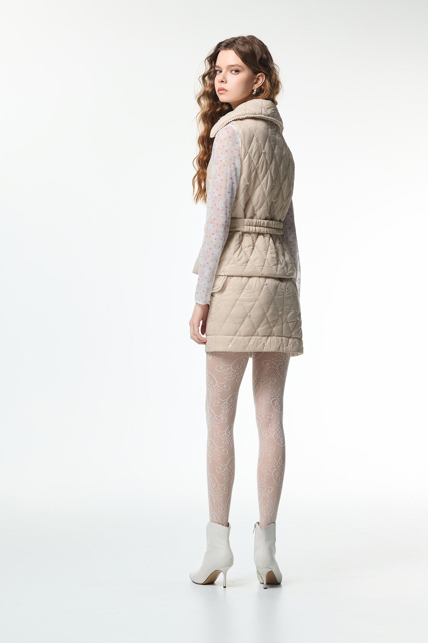 自帶光澤鋪棉背心自帶光澤鋪棉背心,一般背心,一般背心馬甲,外套,時髦成套搭配,格紋,無袖背心,秋冬穿搭,約會特輯,背心,腰帶