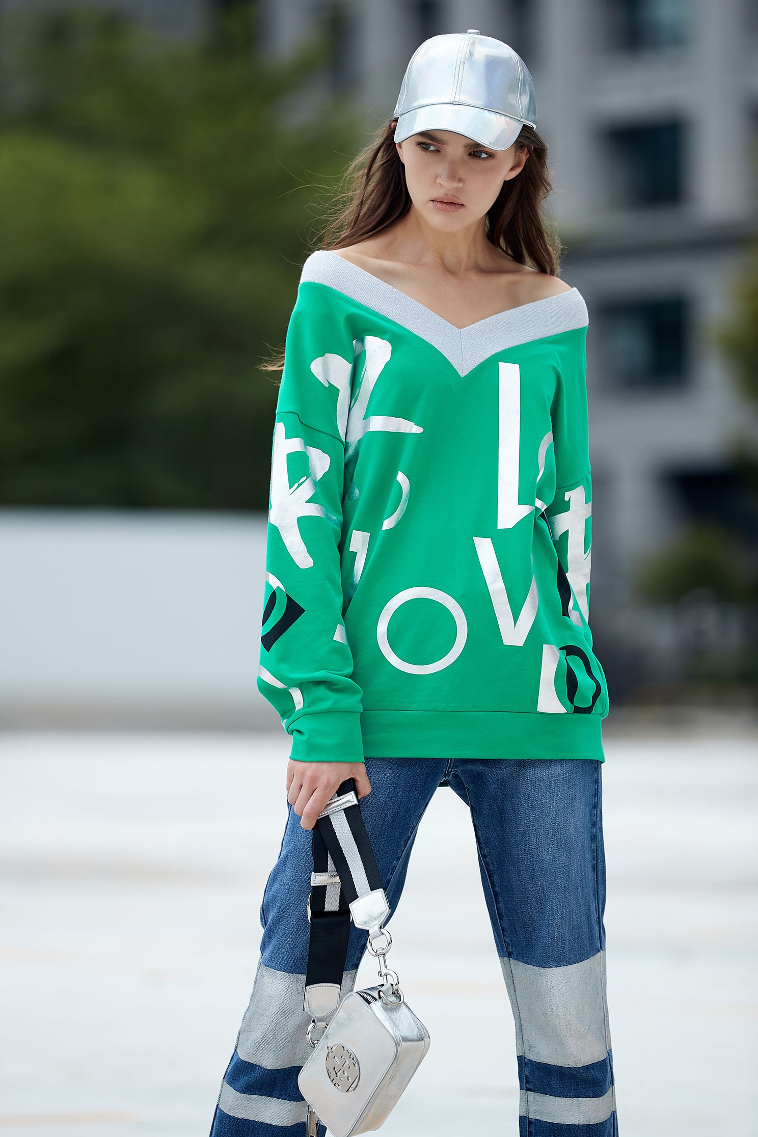 Lettering printing top in V neck,top,longsleevetop