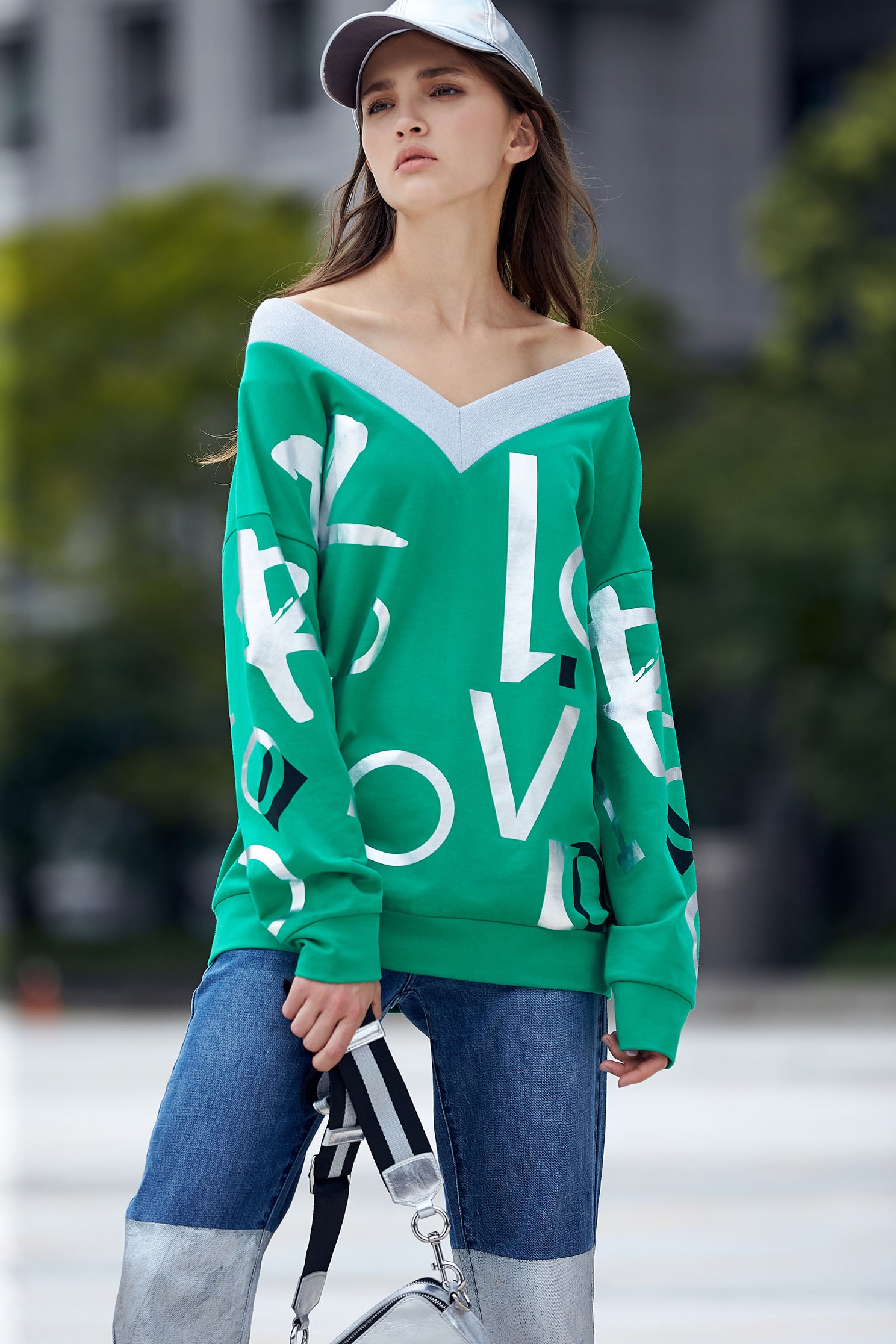 Lettering printing top in V neck,top,longsleevetop
