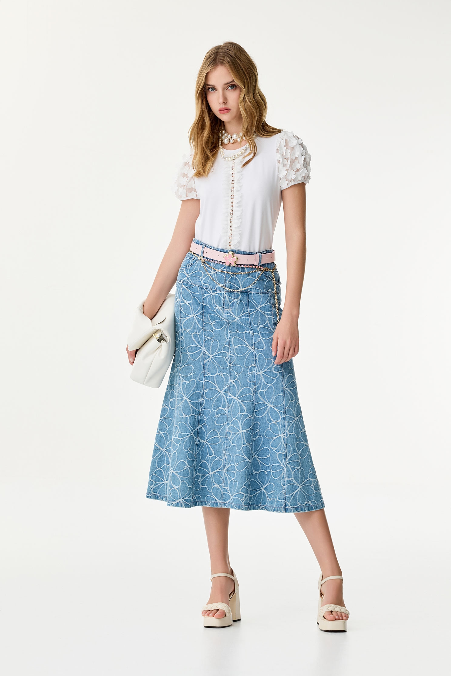 綴花朵裝飾T恤上衣綴花朵裝飾T恤上衣,T恤,上班OL穿搭,上衣,春夏穿搭,約會特輯,花花世界,蕾絲