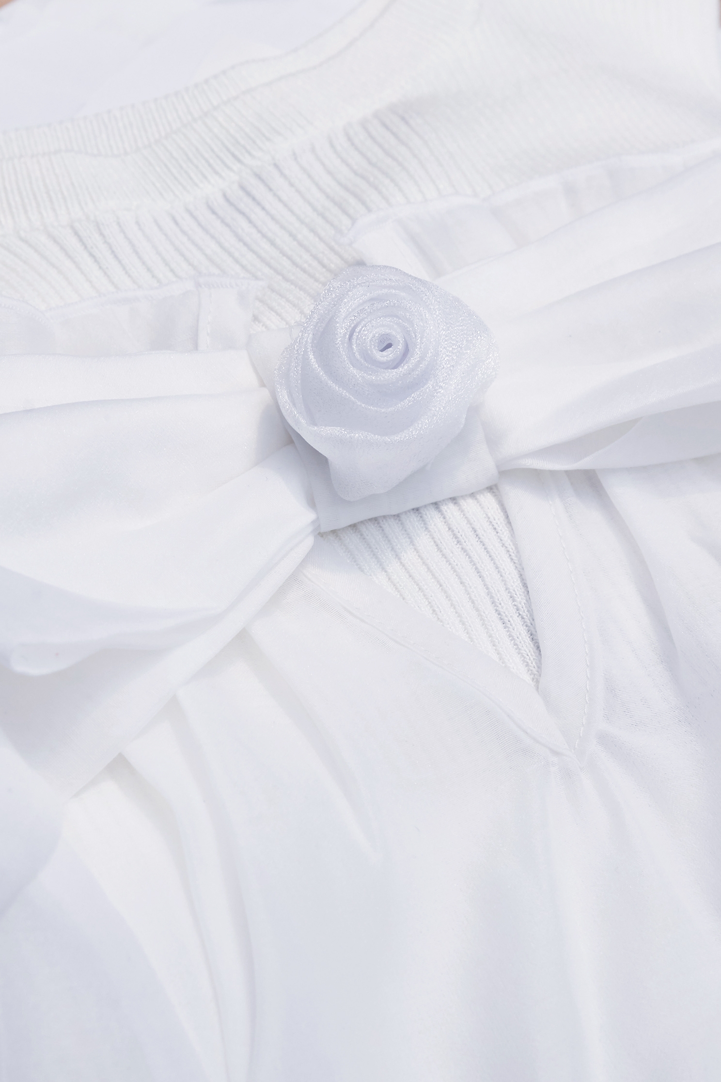 偽兩件式結飾別針針織上衣偽兩件式結飾別針針織上衣,上衣,春夏穿搭,白色上衣,荷葉,蝴蝶結,針織,針織衫