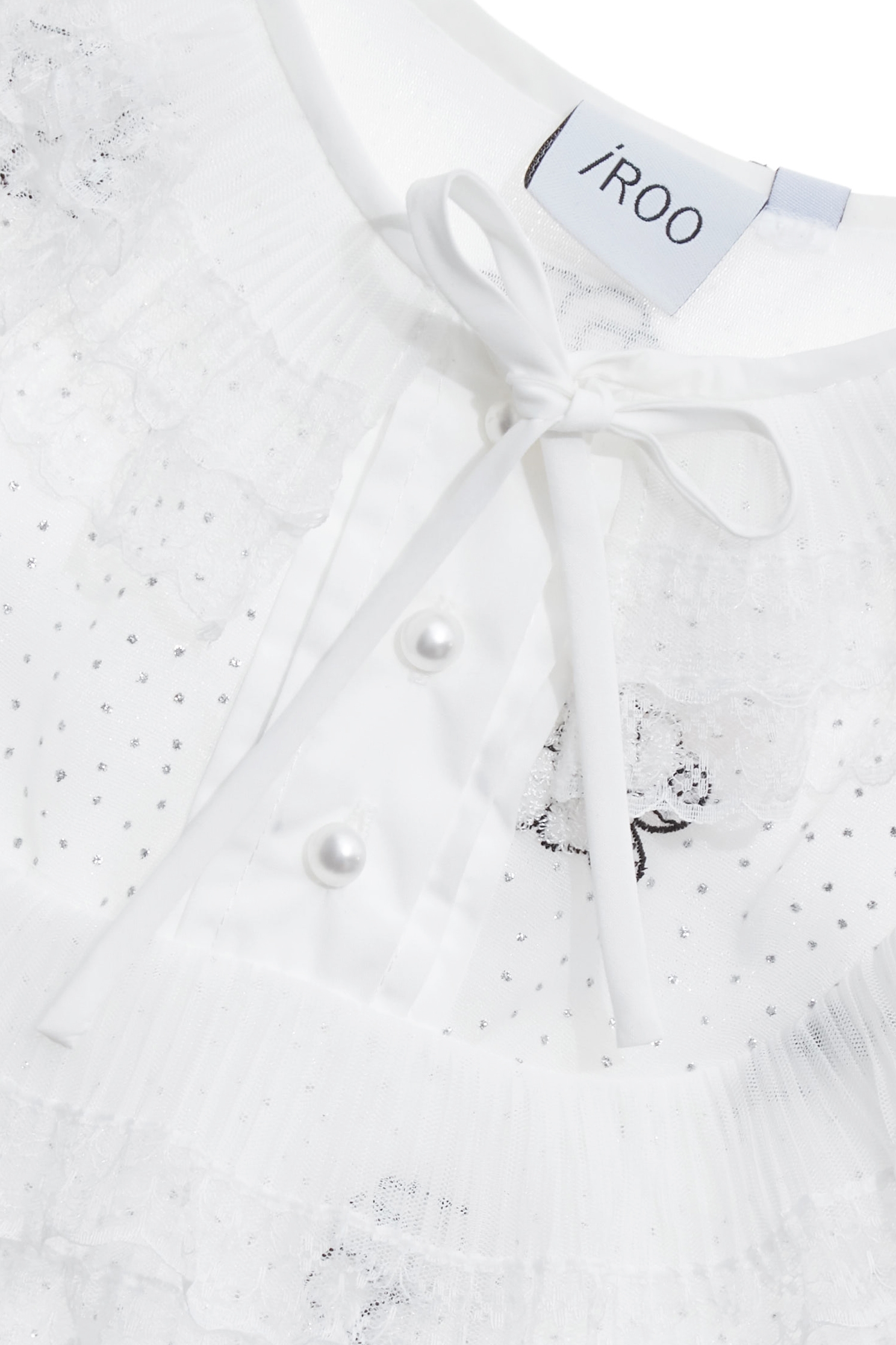 光澤感立體繡花上衣光澤感立體繡花上衣,上衣,春夏穿搭,珍珠,繡花,荷葉,蕾絲