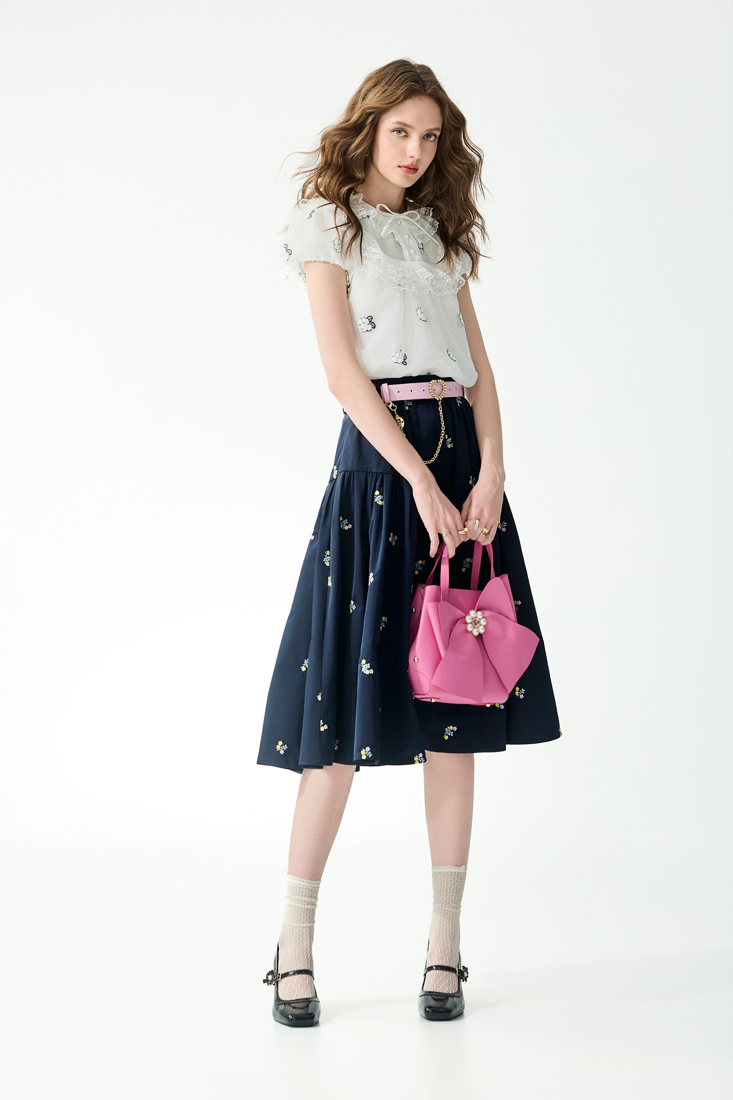 光澤感立體繡花上衣光澤感立體繡花上衣,上衣,春夏穿搭,珍珠,繡花,荷葉,蕾絲