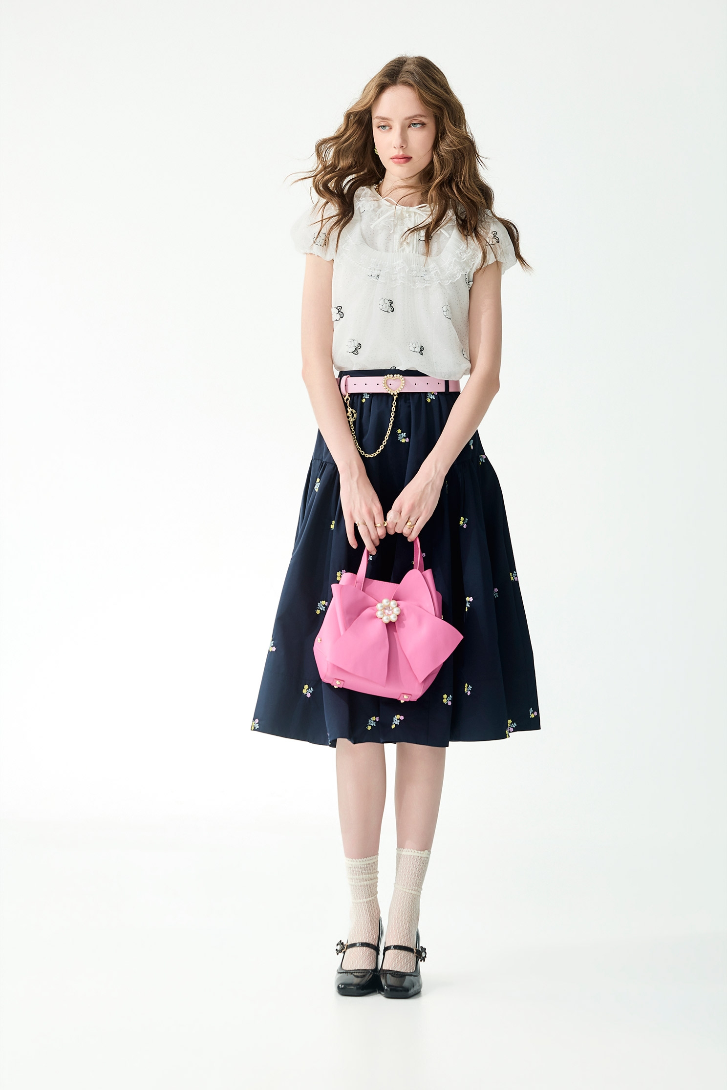 光澤感立體繡花上衣光澤感立體繡花上衣,上衣,春夏穿搭,珍珠,繡花,荷葉,蕾絲