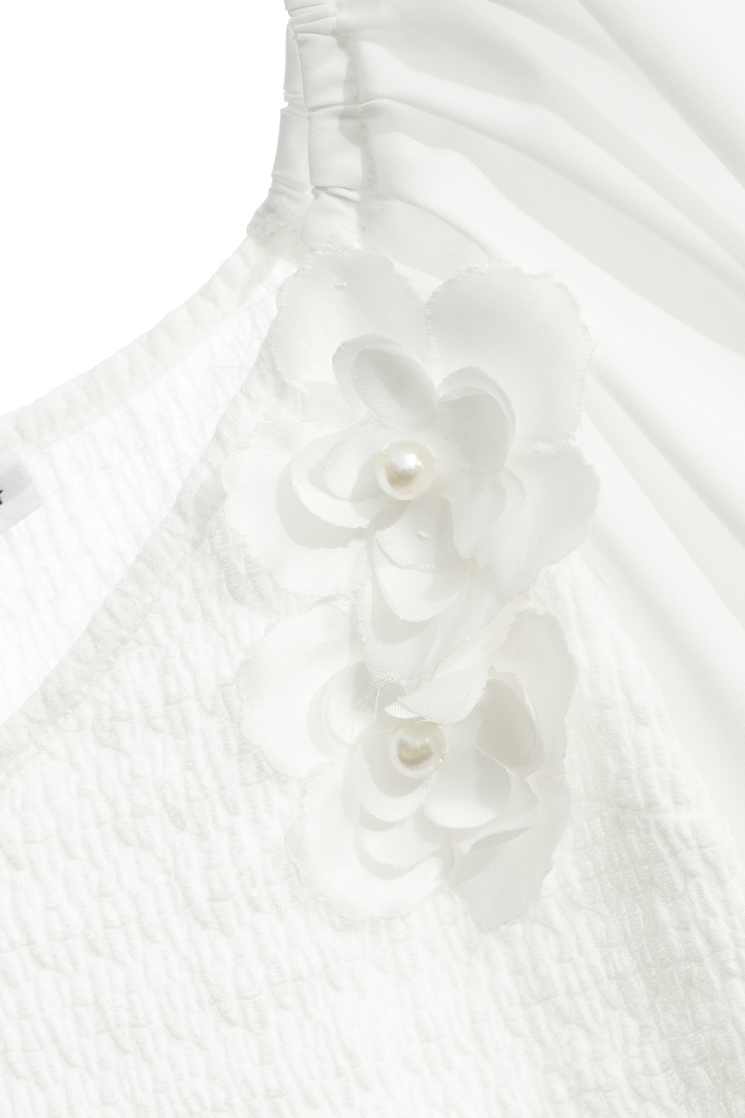 綴珍珠山茶花上衣綴珍珠山茶花上衣,上衣,人氣商品,珍珠,白色上衣,秋冬穿搭