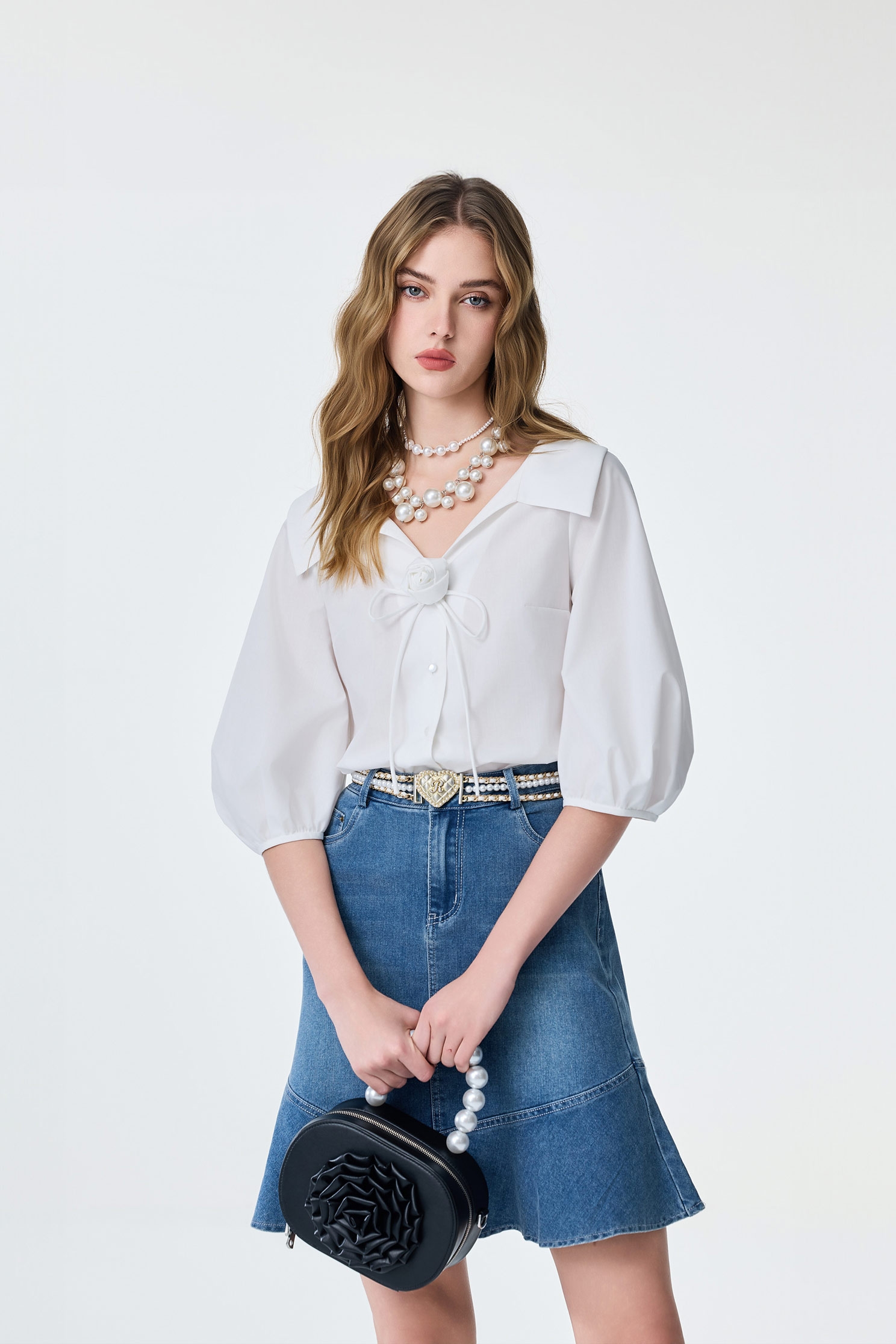 綴花朵襯衫式上衣綴花朵襯衫式上衣,V領上衣,上衣,人氣商品,春夏穿搭,約會特輯,花花世界,蝴蝶結,襯衫