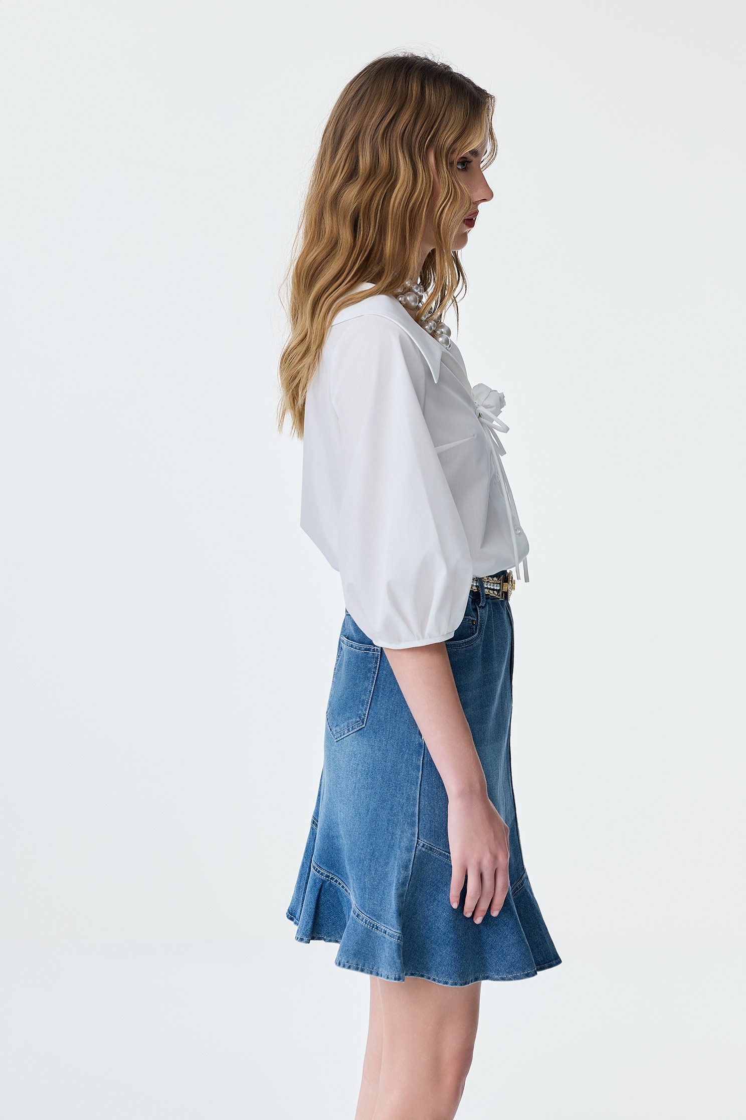 綴花朵襯衫式上衣綴花朵襯衫式上衣,V領上衣,上衣,人氣商品,春夏穿搭,約會特輯,花花世界,蝴蝶結,襯衫