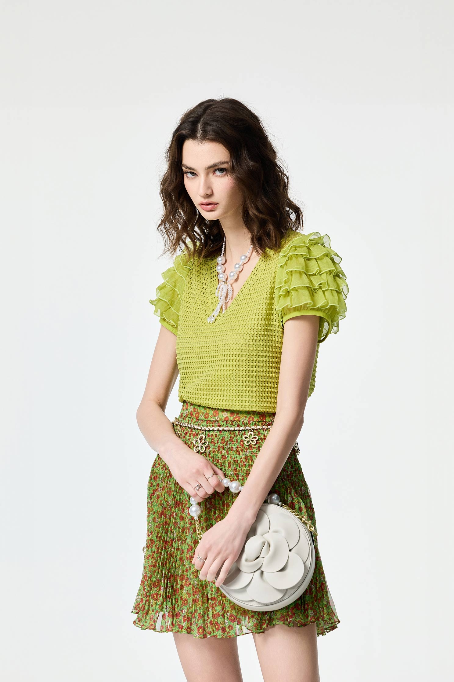 青蘋果荷葉袖上衣青蘋果荷葉袖上衣,V領上衣,上衣,秋冬穿搭,約會特輯,荷葉,輕奢度假,輕奢渡假