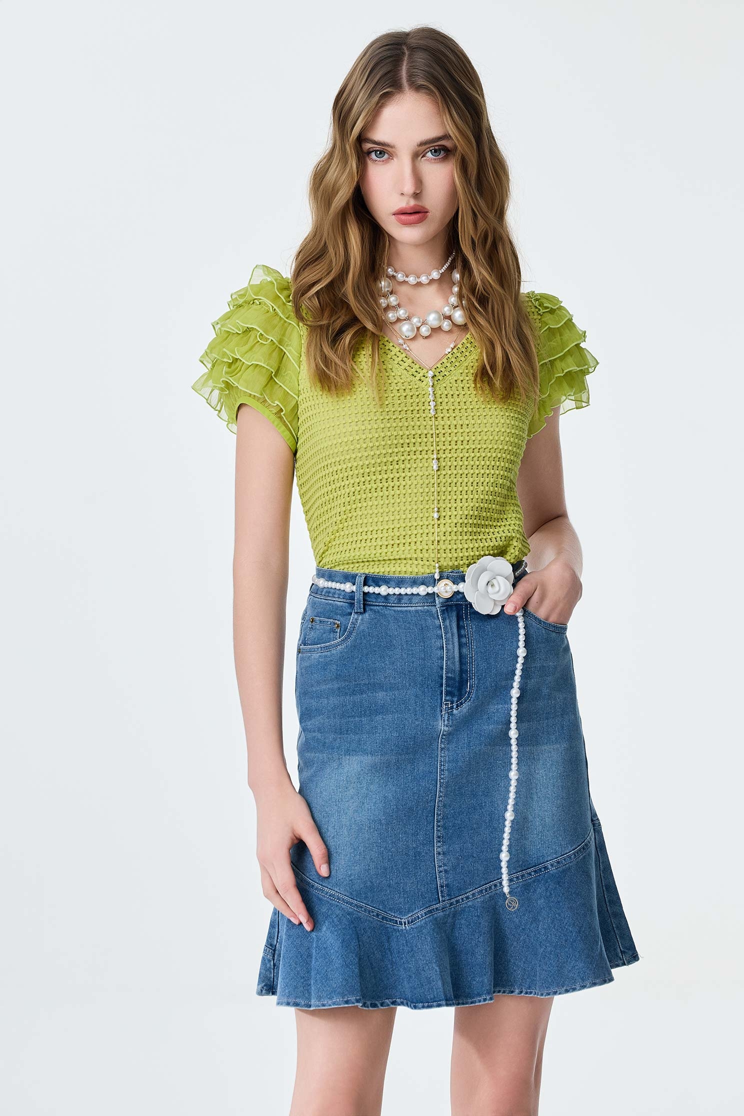 青蘋果荷葉袖上衣青蘋果荷葉袖上衣,V領上衣,上衣,秋冬穿搭,約會特輯,荷葉,輕奢度假,輕奢渡假