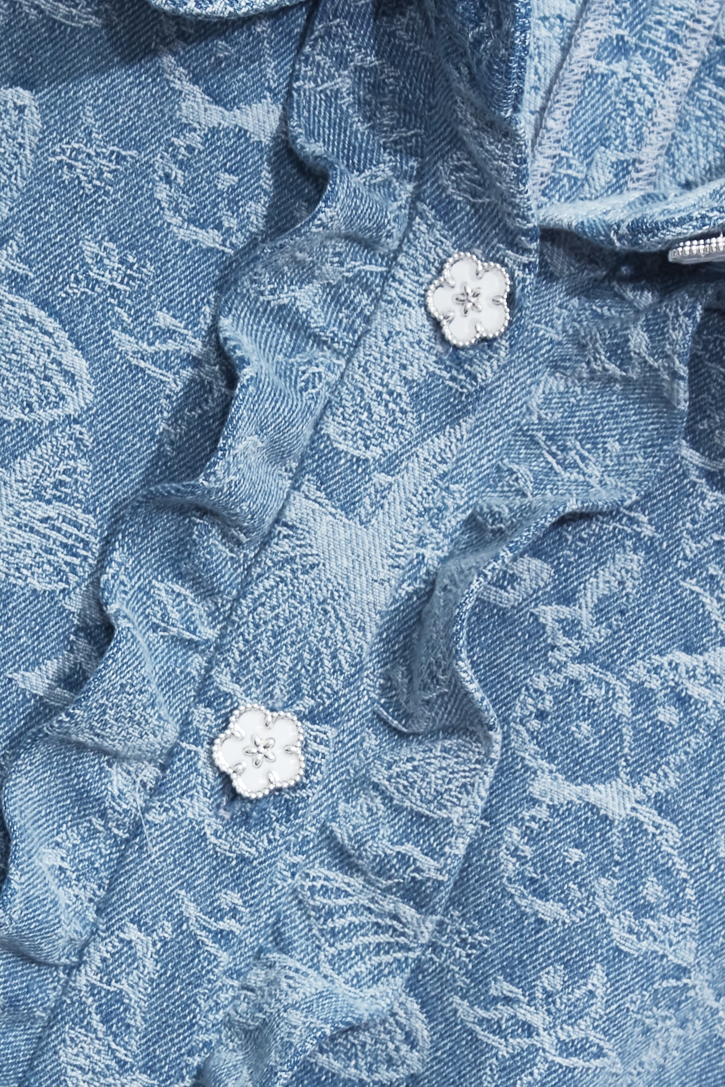 蝴蝶圖騰褆花牛仔上衣蝴蝶圖騰褆花牛仔上衣,上班OL穿搭,上衣,丹寧,人氣商品,春夏穿搭,牛仔,珍珠,約會特輯,繡花,荷葉,襯衫