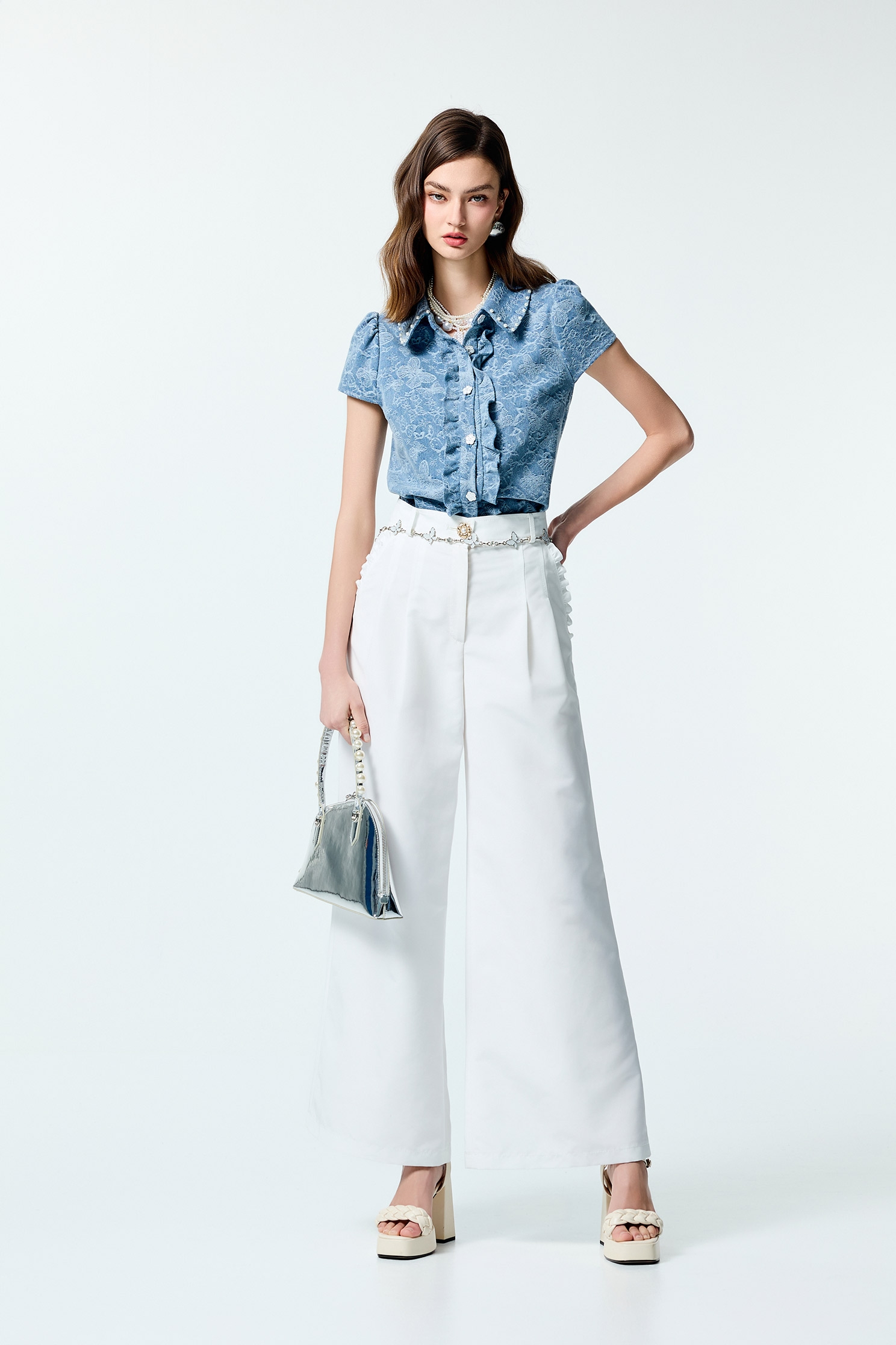 蝴蝶圖騰褆花牛仔上衣蝴蝶圖騰褆花牛仔上衣,上班OL穿搭,上衣,丹寧,人氣商品,春夏穿搭,牛仔,珍珠,約會特輯,繡花,荷葉,襯衫