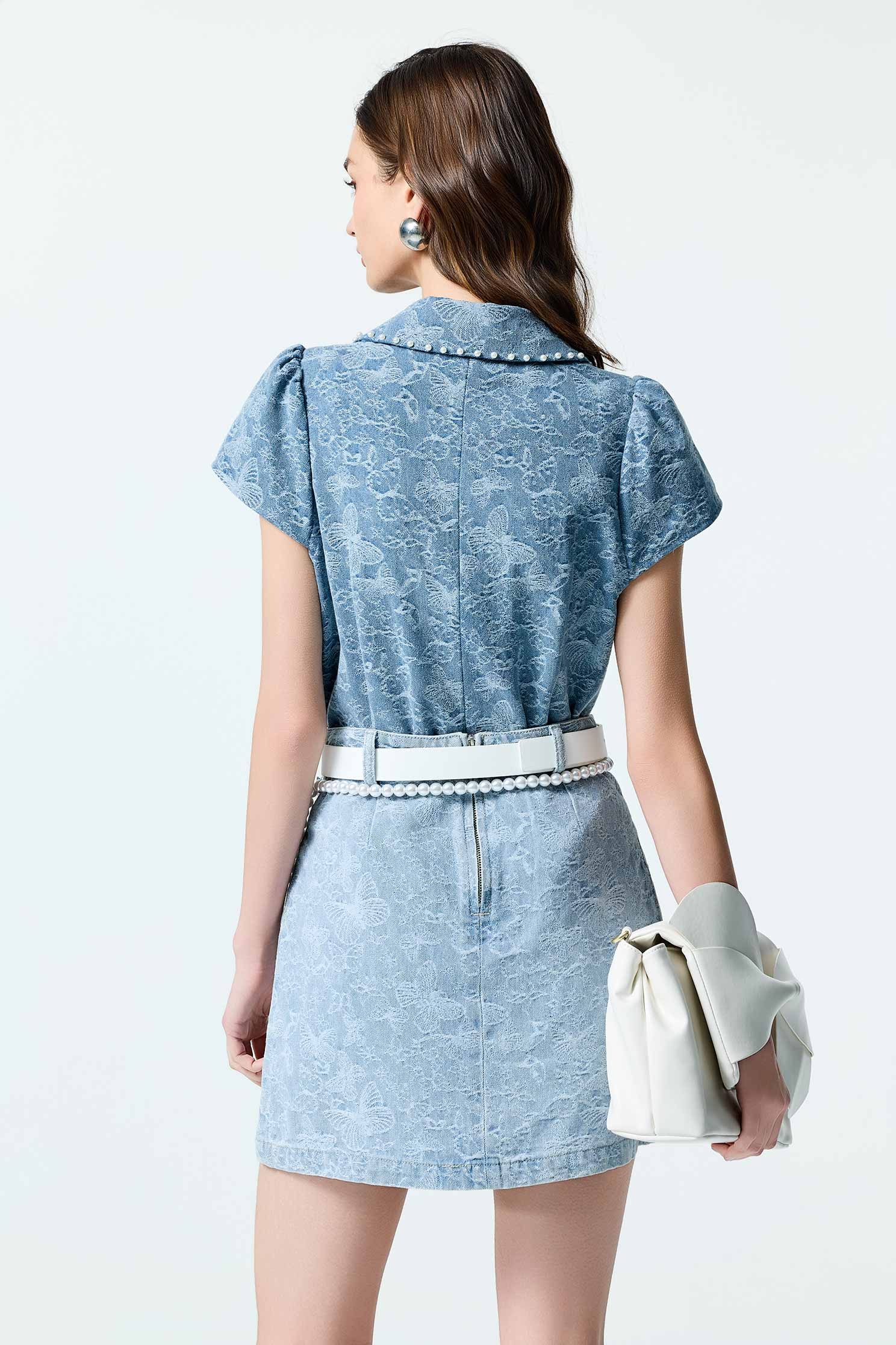 蝴蝶圖騰褆花牛仔上衣蝴蝶圖騰褆花牛仔上衣,上班OL穿搭,上衣,丹寧,人氣商品,春夏穿搭,牛仔,珍珠,約會特輯,繡花,荷葉,襯衫