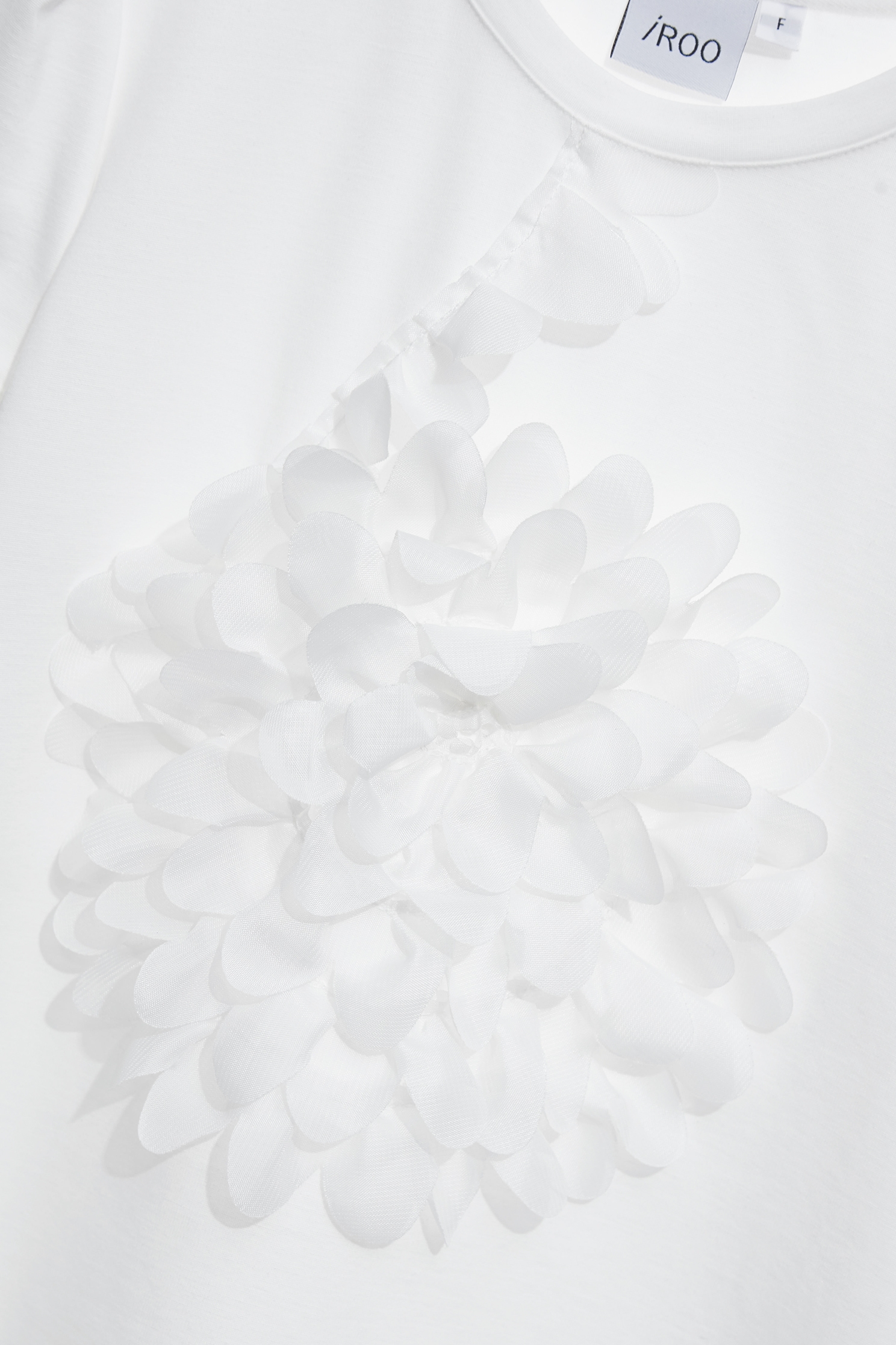 立体花瓣装饰单品上衣立体花瓣装饰单品上衣,上衣,春夏穿搭,白色上衣