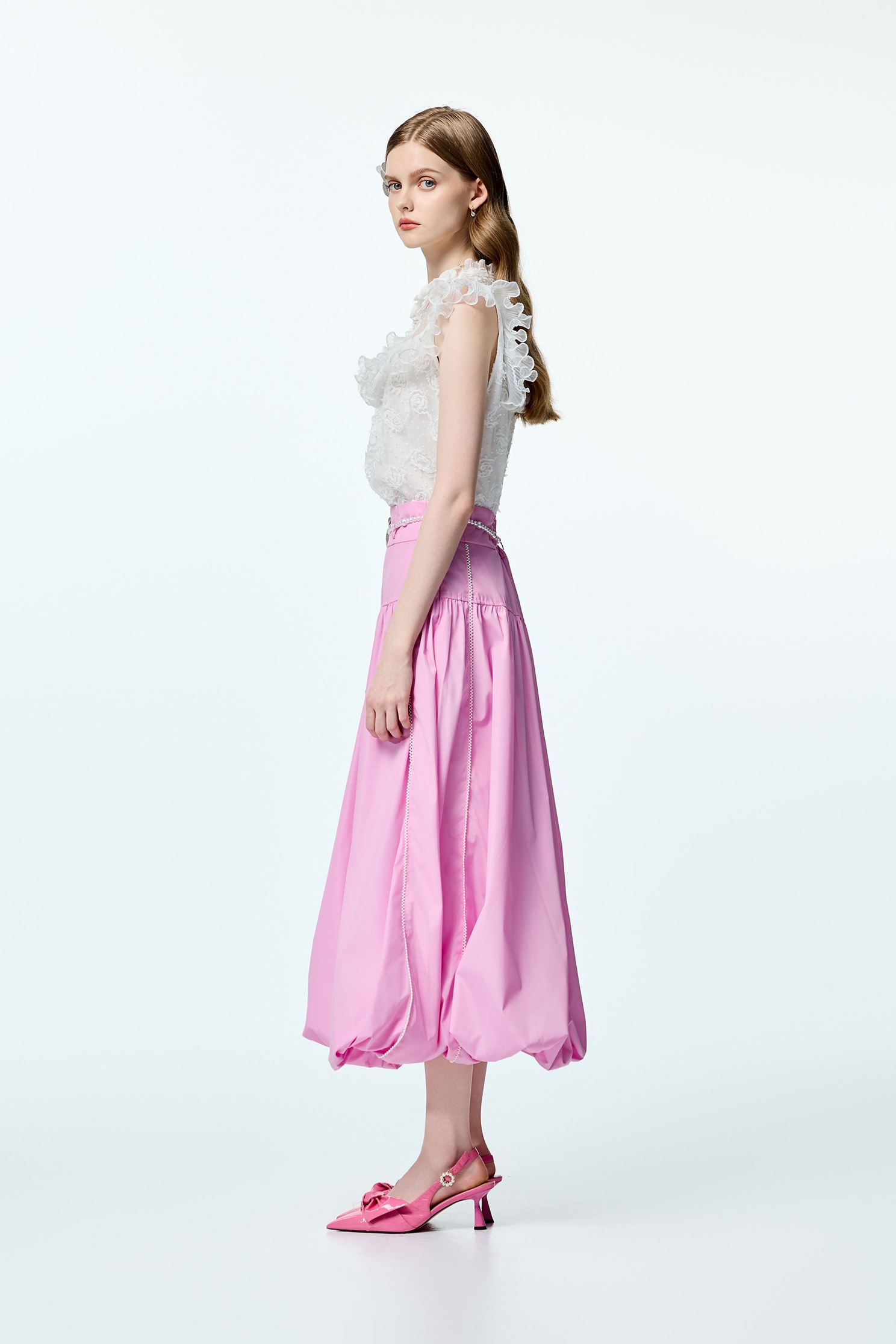 立體花卉串刺繡上衣立體花卉串刺繡上衣,上衣,刺繡,無袖上衣,無袖背心,珍珠,秋冬穿搭,約會特輯,繡花上衣,背心,花花世界,荷葉