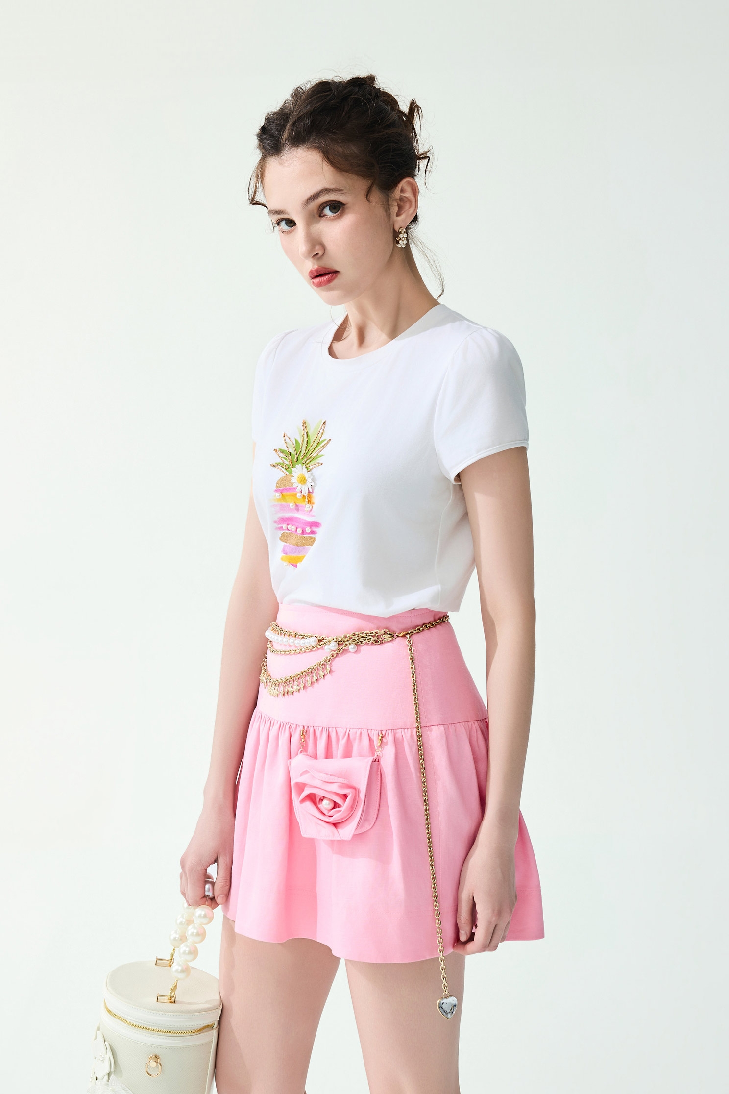 鑲金色鍊飾鳳梨印花T恤上衣鑲金色鍊飾鳳梨印花T恤上衣,T-Shirt,上衣,春夏穿搭,珍珠,白色上衣