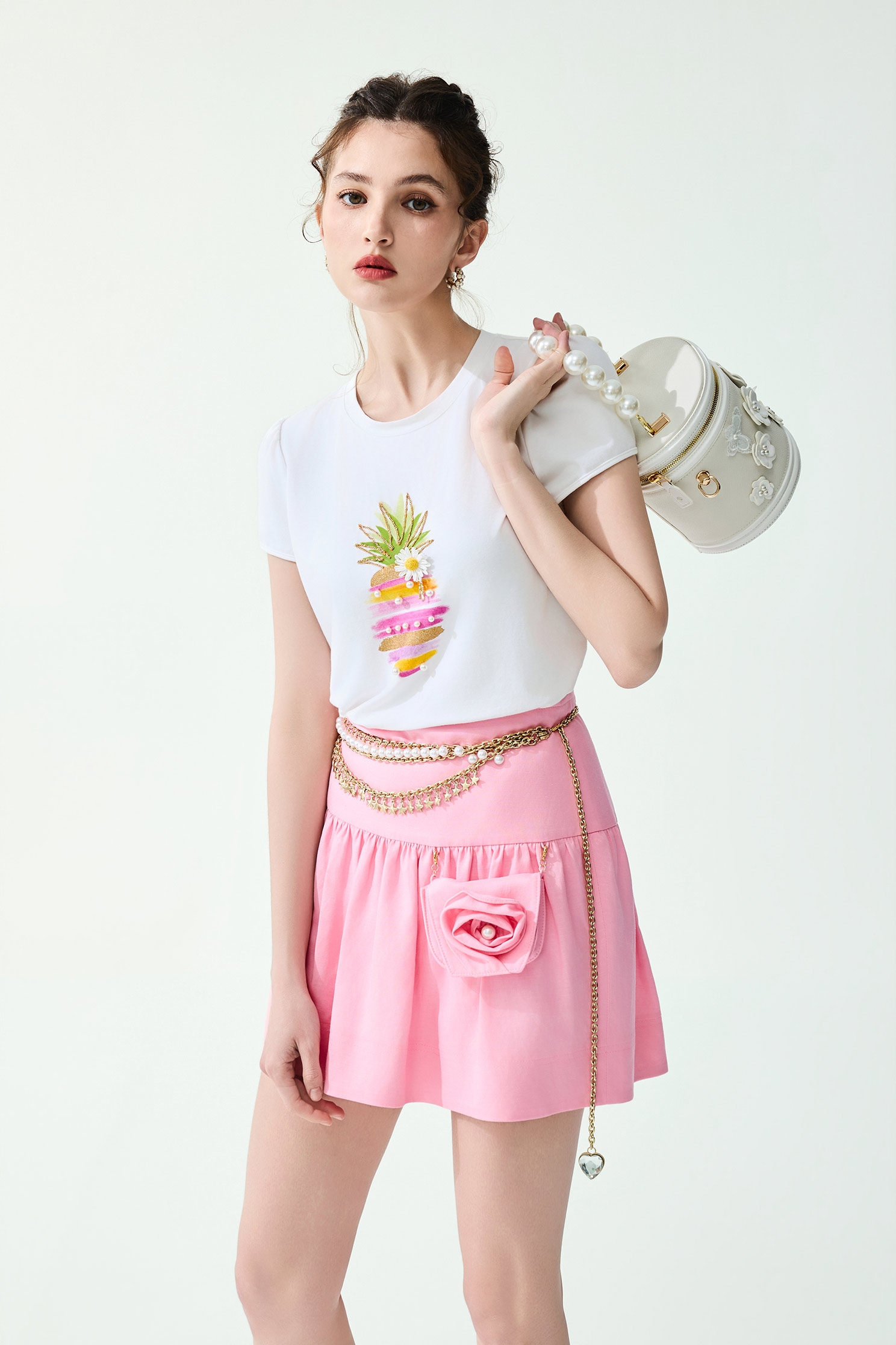 鑲金色鍊飾鳳梨印花T恤上衣鑲金色鍊飾鳳梨印花T恤上衣,T-Shirt,上衣,春夏穿搭,珍珠,白色上衣