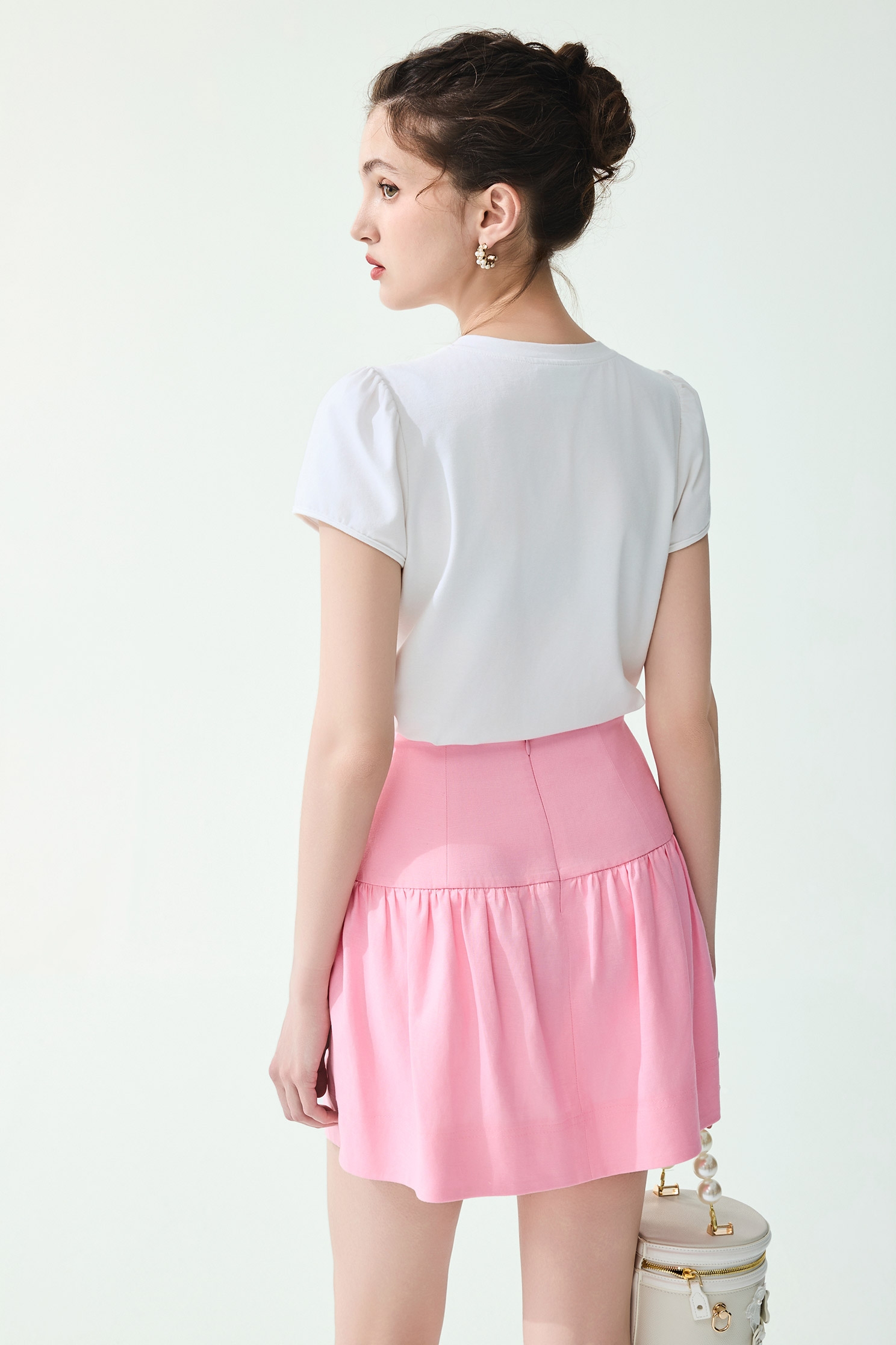 鑲金色鍊飾鳳梨印花T恤上衣鑲金色鍊飾鳳梨印花T恤上衣,T-Shirt,上衣,春夏穿搭,珍珠,白色上衣